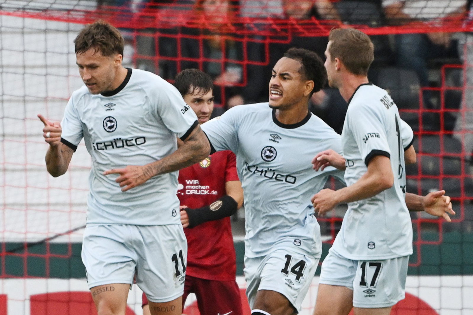 Kurz vor der Pause das Spiel zwischenzeitlich gedreht: Joel Grodowski schießt das 2:1 für Bielefeld.