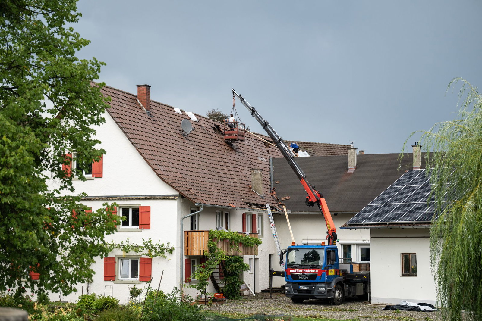 Wie schwer die Person verletzt wurde, ist noch unklar.