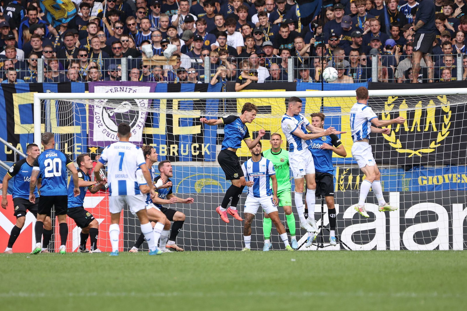 Lufthoheit für Hertha: Die Berliner sind lange überlegen in Saarbrücken. 