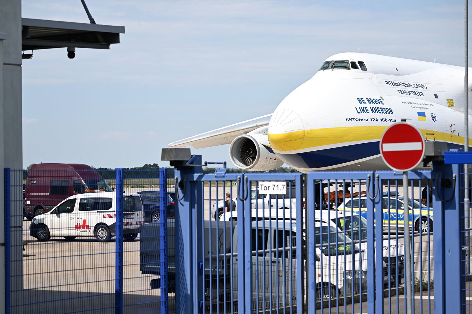 Eine ukrainische Frachtmaschine vom Typ Antonow steht am Leipziger Flughafen. 