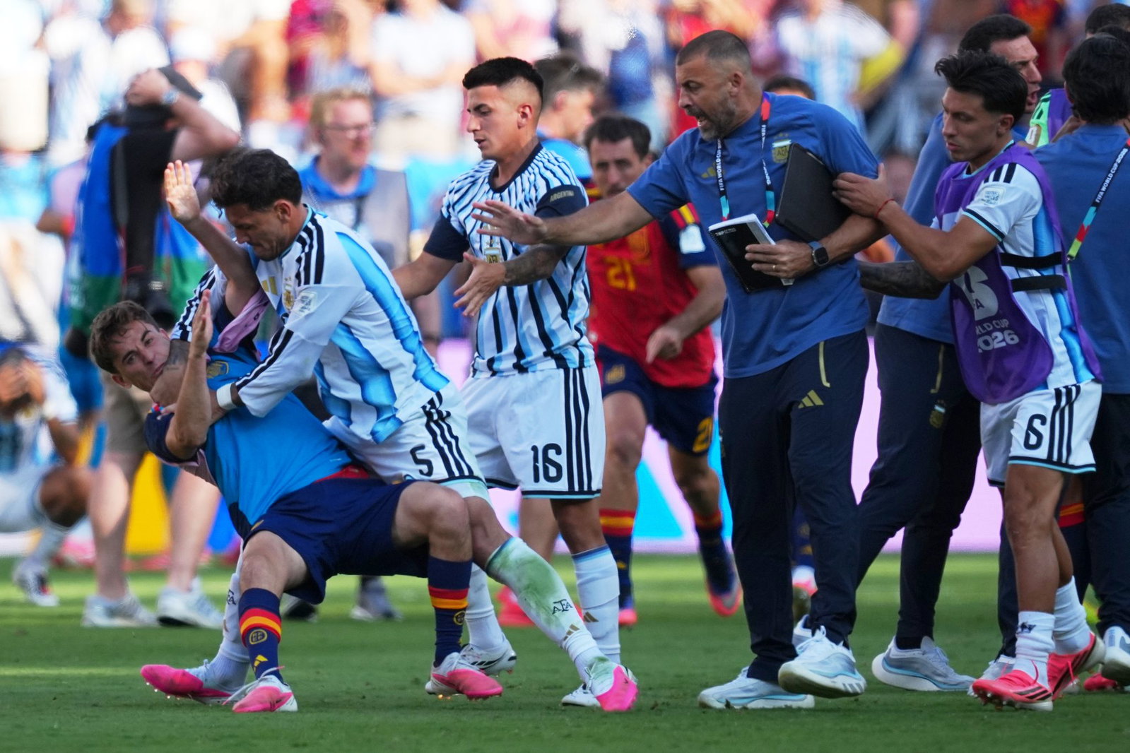 Gavi (l) und Leandro Paredes (2.v.l.) gerieten nach dem WM-Finale aneinander. (Archivbild)