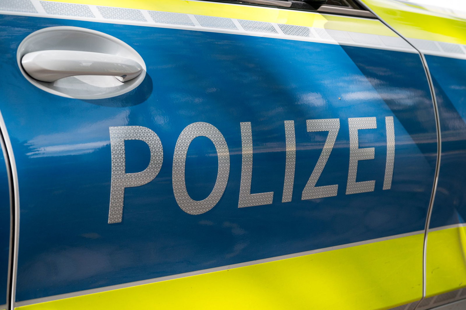Polizei und Feuerwehr waren wegen eines verdächtigen Gegenstands in einer Spedition in Neu-Ulm im Einsatz. (Symbolbild)