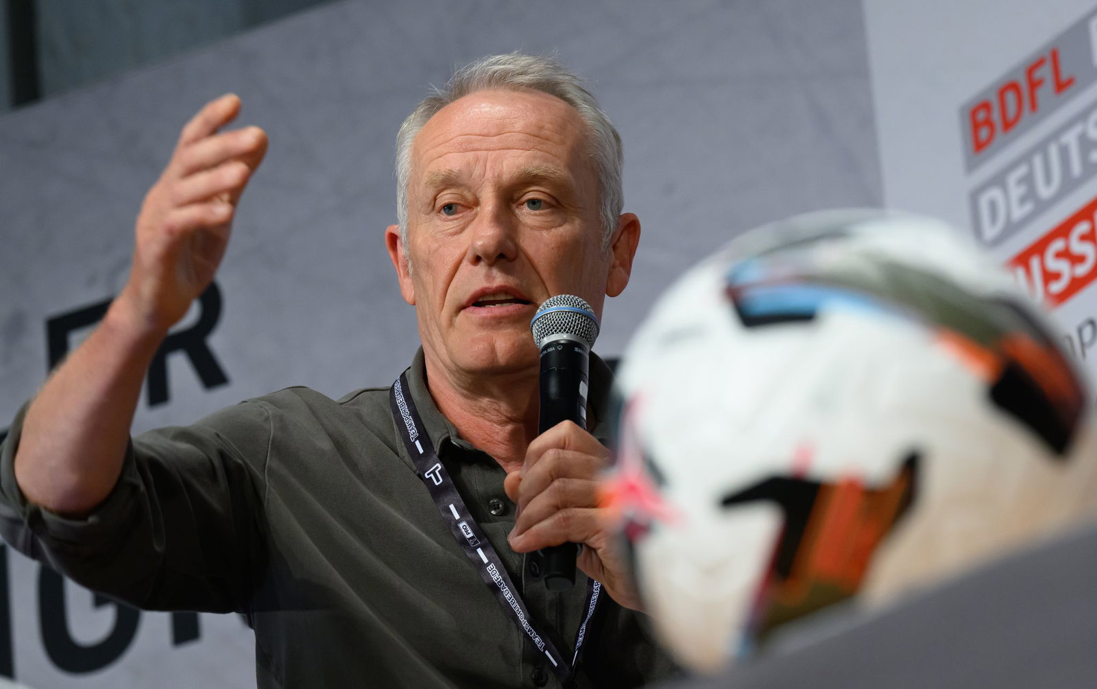 Christian Streich kritisiert die FIFA scharf. (Archivbild)