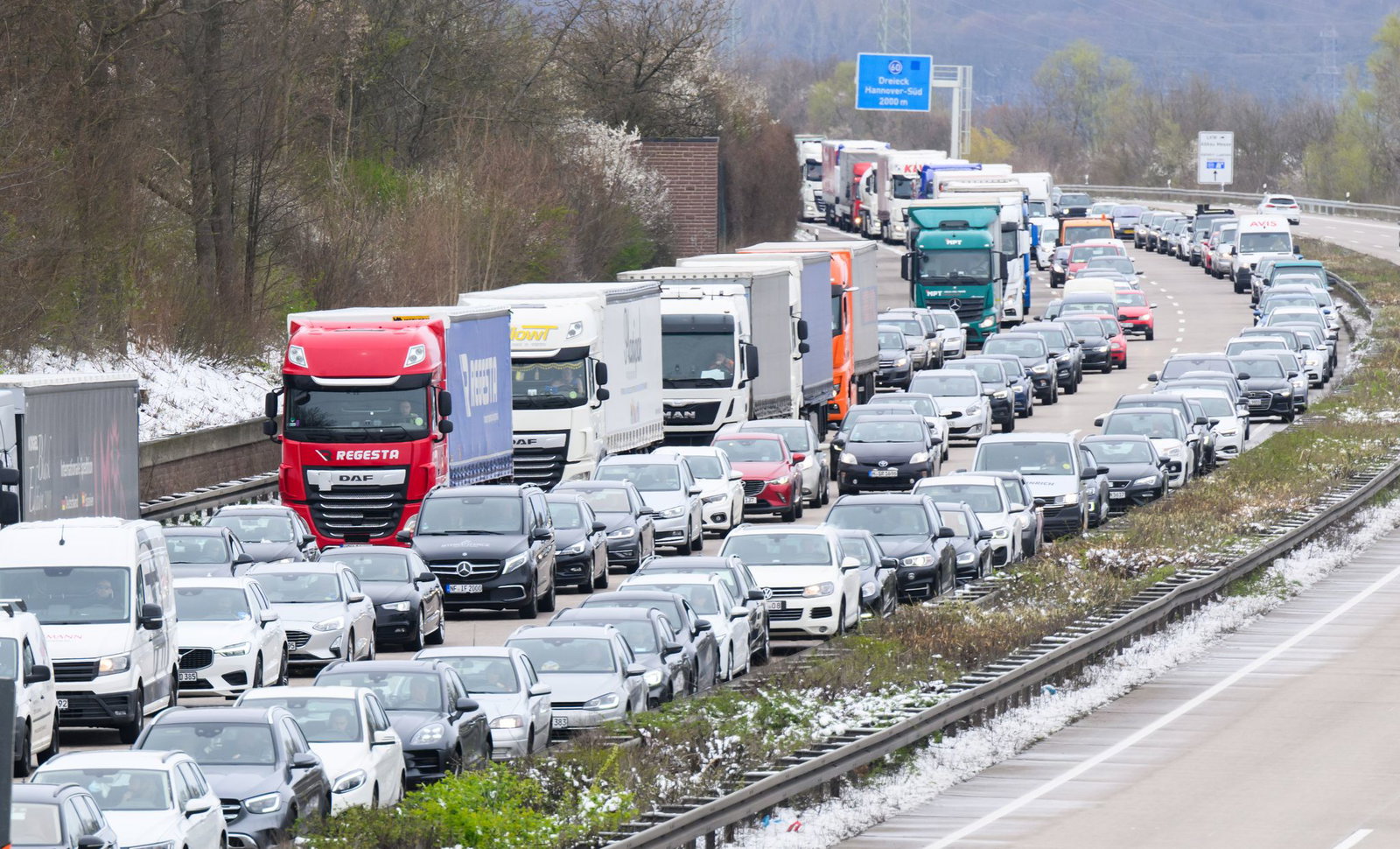Die Ausnahme vom Lkw-Sonntagsverbot gilt zunächst bis Ende August. (Symbolfoto)