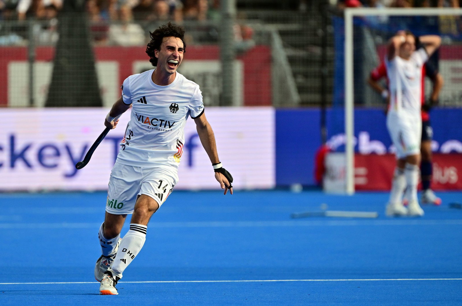 Teo Hinrichs rennt nach dem Abpfiff jubelnd über den Platz in der Hockey-Arena.