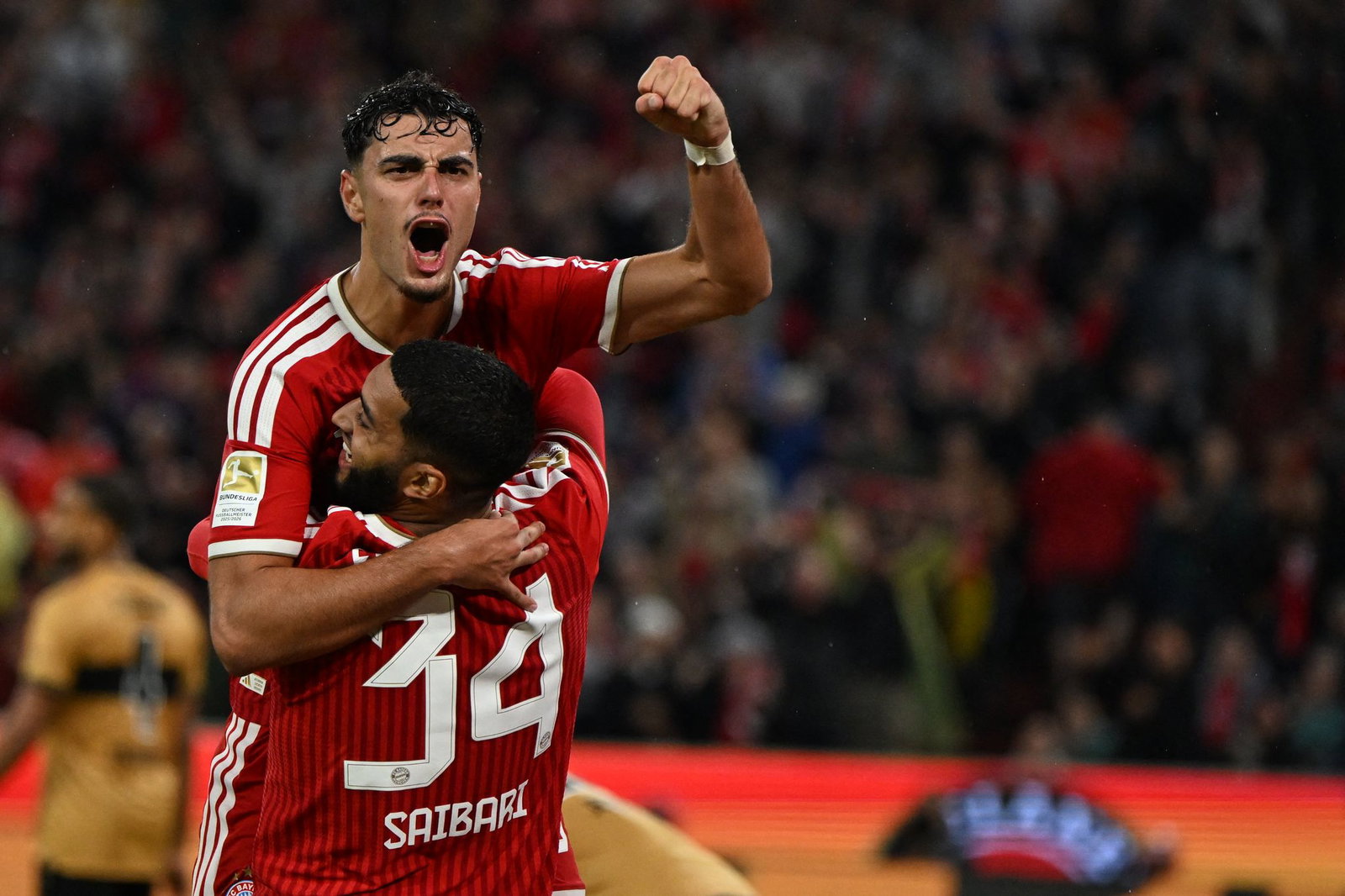 Gleich wieder obenauf - die Bayern, hier mit 4:1-Schütze Aleksandar Pavlovic und Vorbereiter Ismael Saibari (Nr. 34). 