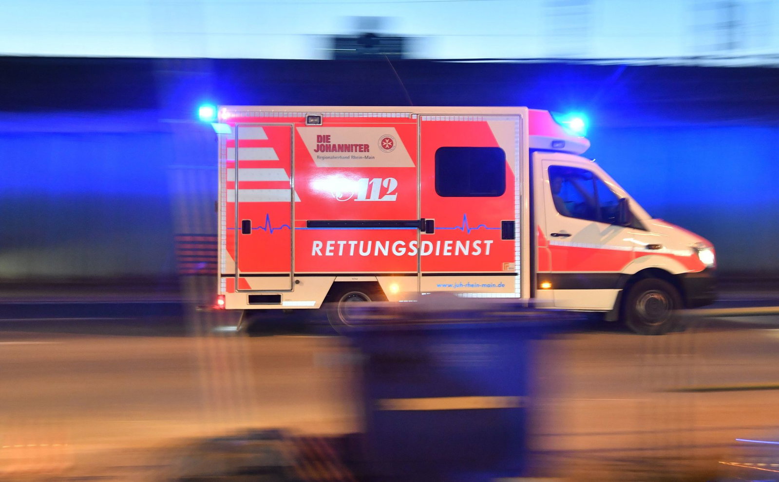 Trotz Wiederbelebungsversuchen stirbt die Rollerfahrerin am Unfallort. (Symbolbild)