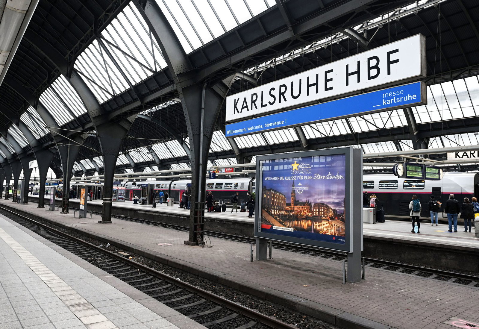 Der Karlsruher Hauptbahnhof kann während der Entschärfung nicht angefahren werden.(Archiv)