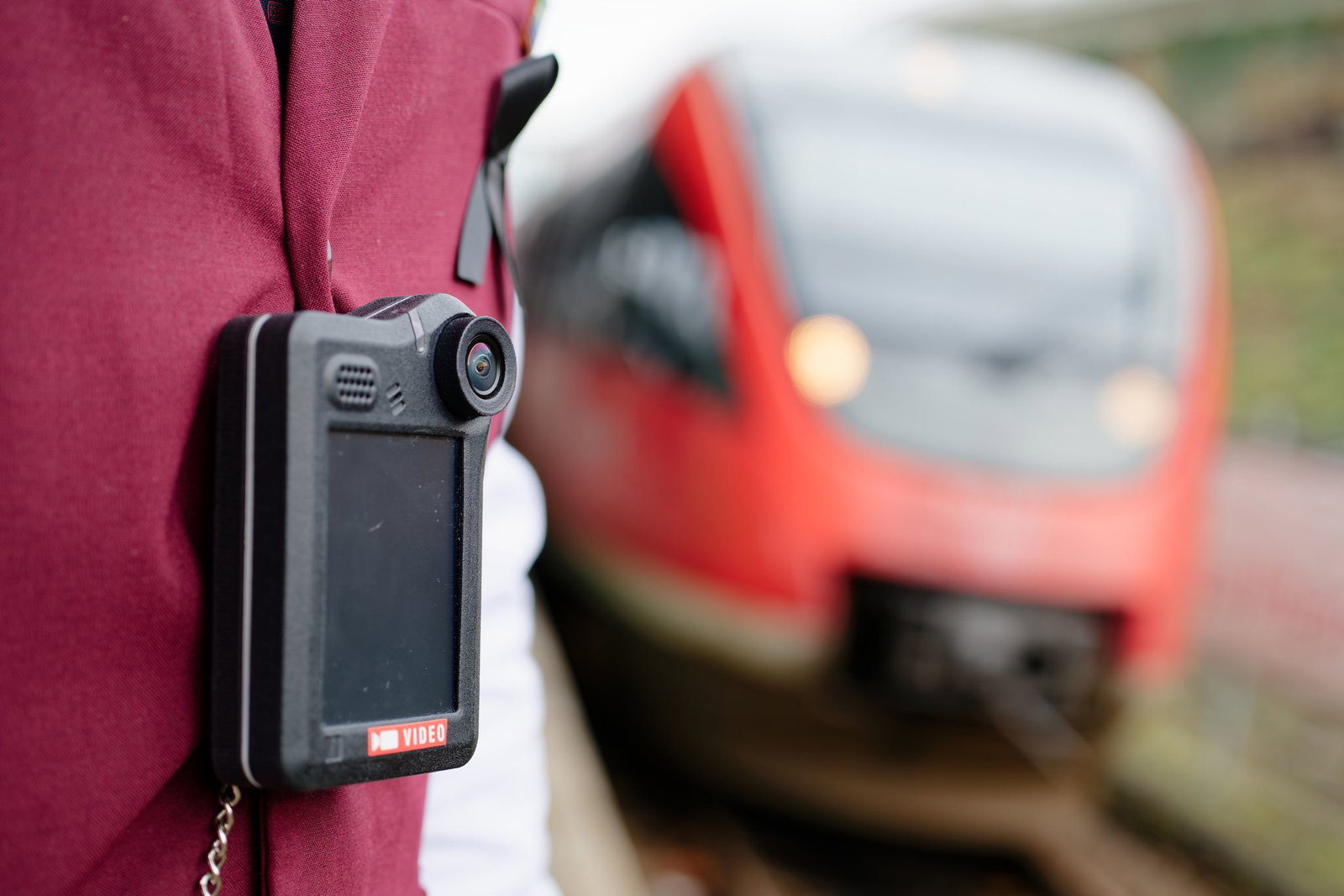 Die Deutsche Bahn setzt stark auf Bodycams für mehr Sicherheit in ihren Zügen. (Archivbild)