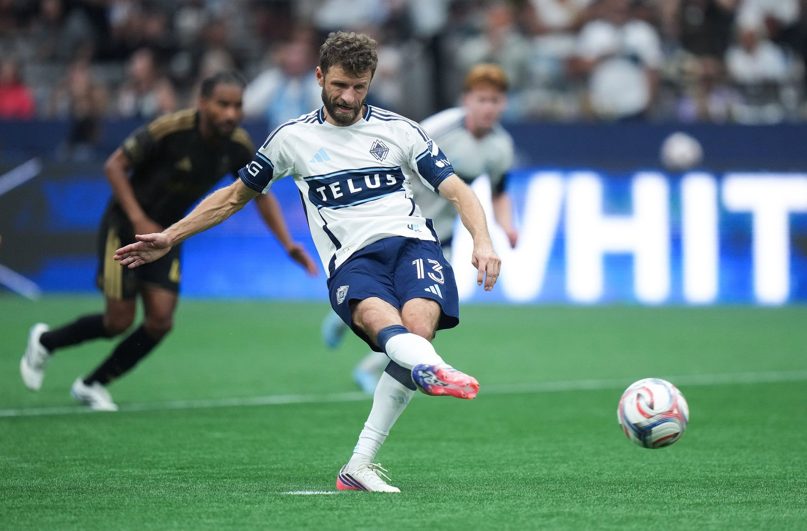 Thomas Müller trifft für Vancouver vom Punkt.
