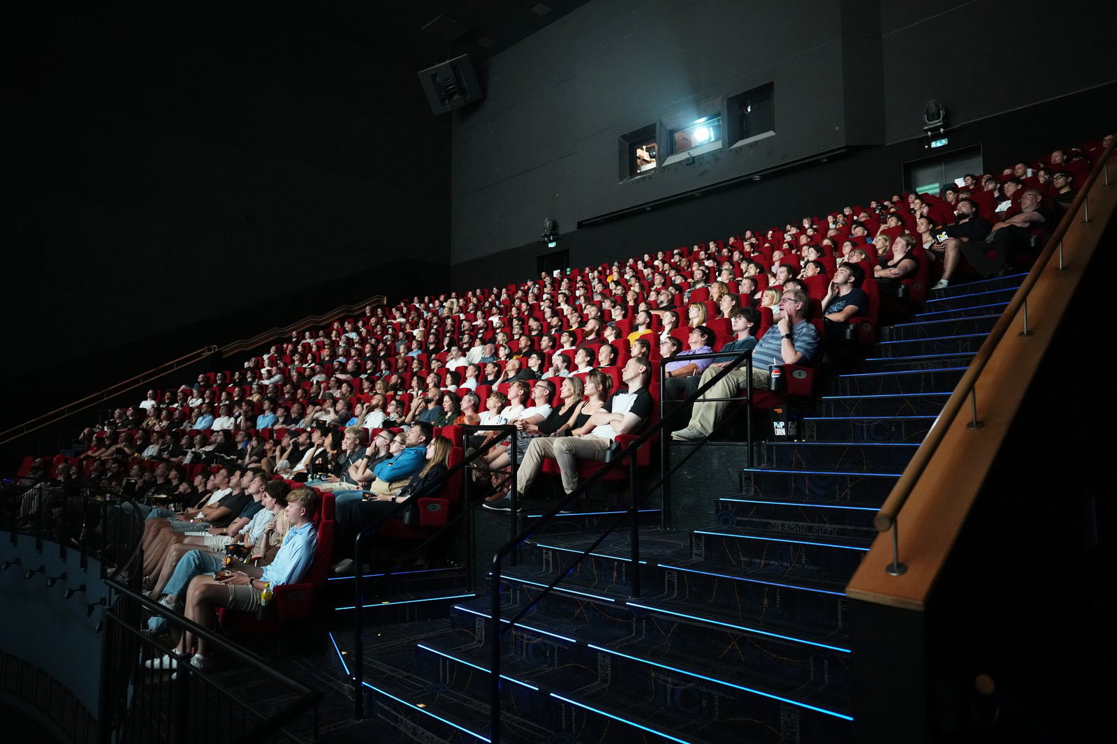 Filmfans aus Europa zieht es in das Prager Kino, wo Nolans neuer Film im Originalformat gezeigt werden kann. (Archivbild)