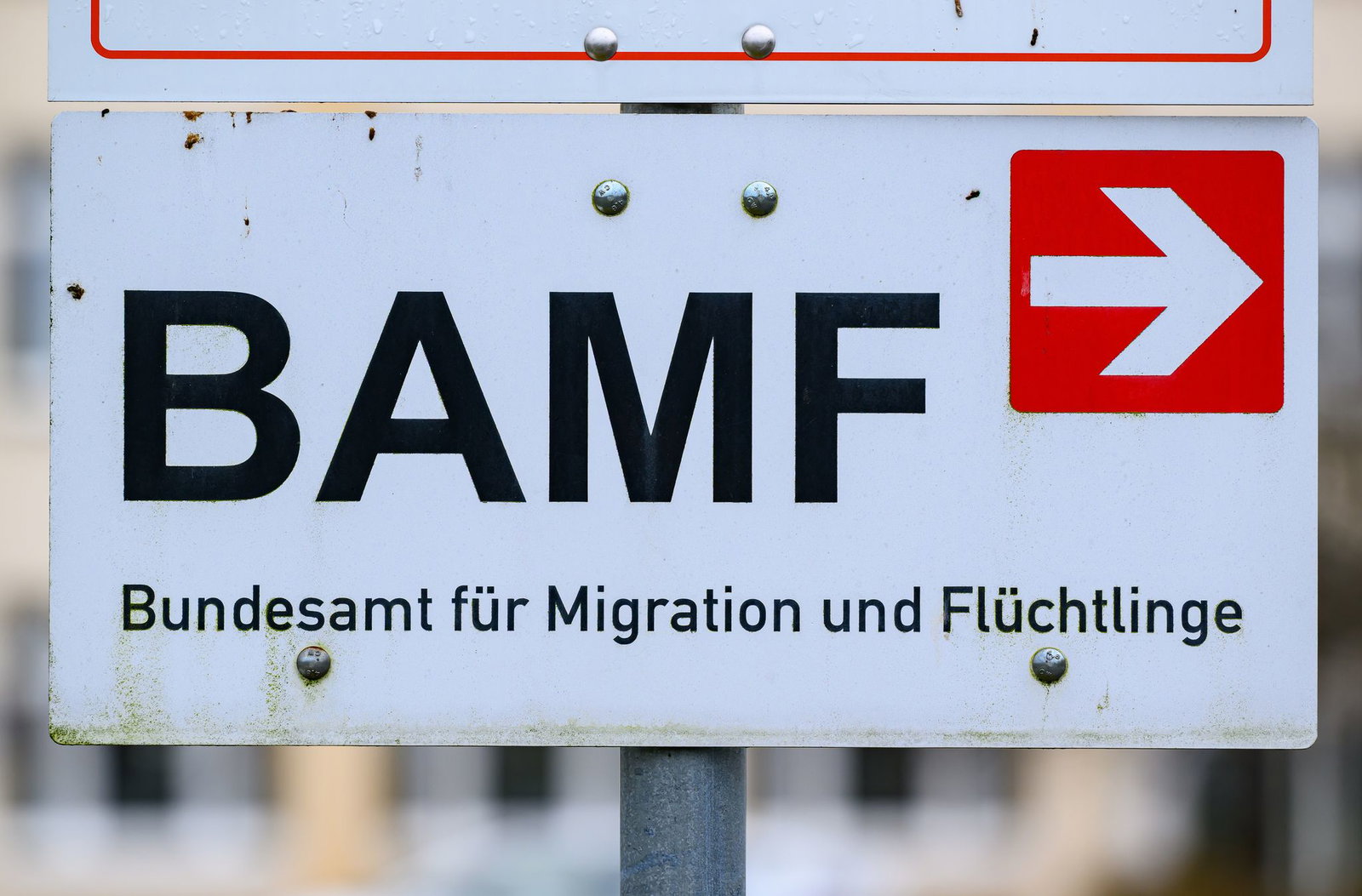 Erst ging es vor allem um Straftäter und sogenannte Gefährder. Inzwischen überprüft das Bundesamt für Migration und Flüchtlinge (Bamf) auch bei anderen Menschen aus Syrien, ob sie noch Anspruch auf Schutz haben. (Symbolbild) 