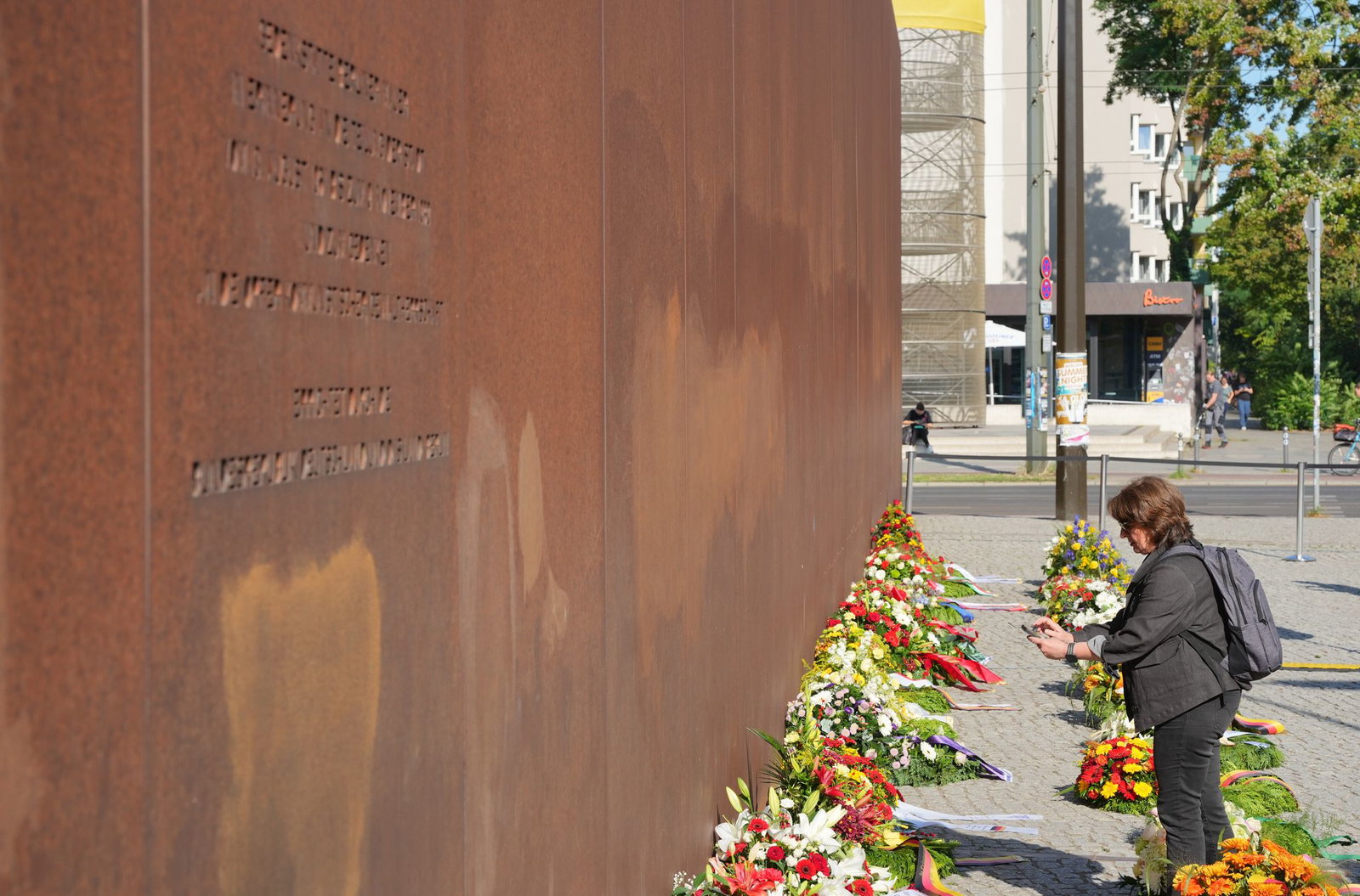Nach Angaben der Stiftung Berliner Mauer wurden mindestens 140 Menschen an der Mauer getötet oder kamen im Zusammenhang mit dem DDR-Grenzregime ums Leben.