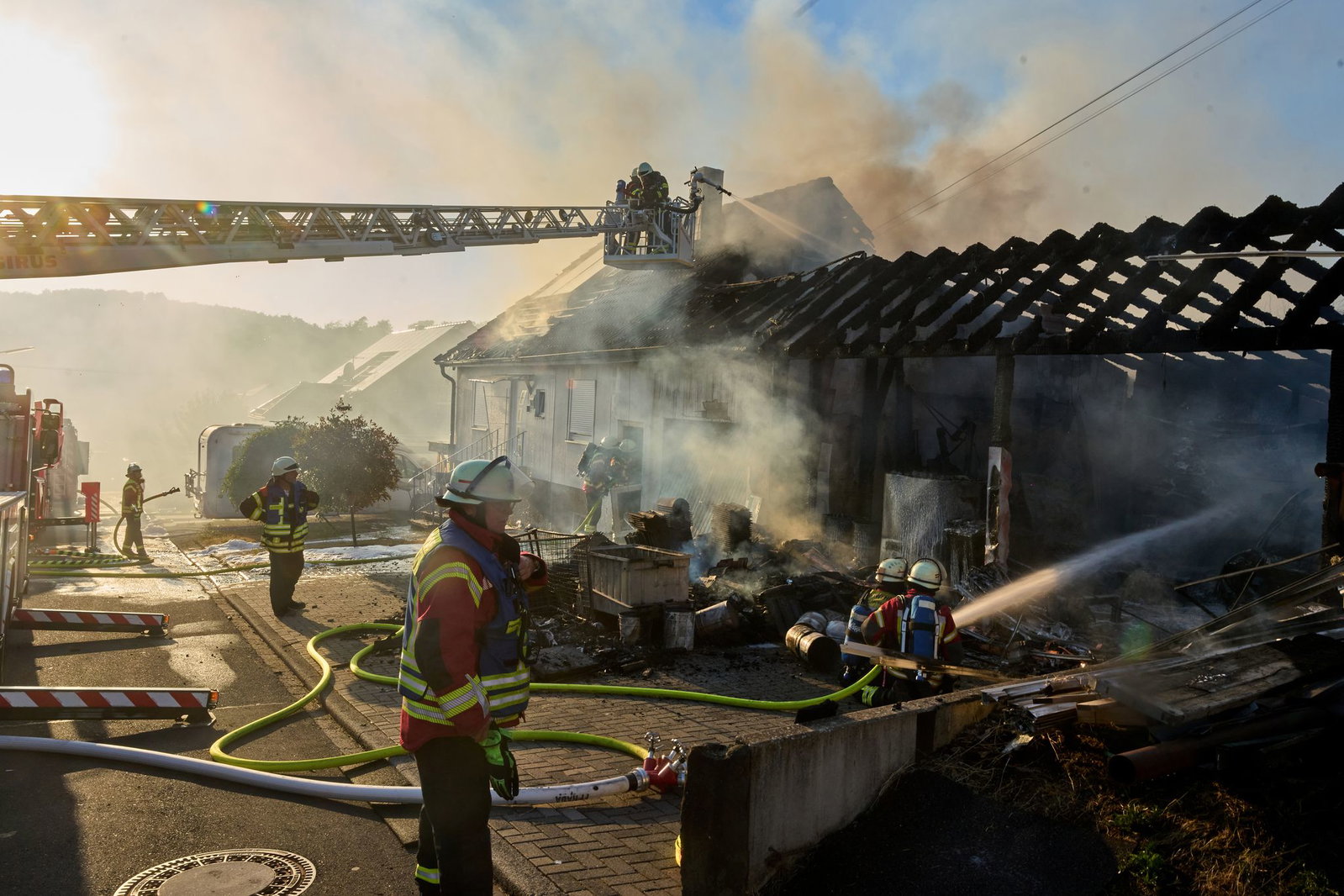 Aus bisher ungeklärter Ursache ist eine Dachdeckerfirma in Sessenbach in Brand geraten.