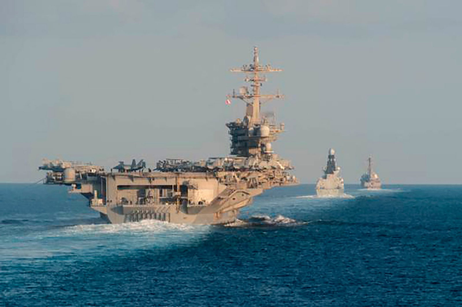 Mit dem US-Flugzeugträger USS Abraham Lincoln (vorn links) haben die USA bereits Anfang des Jahres ihre Präsenz im Nahen Osten verstärkt. (Archivbild)
