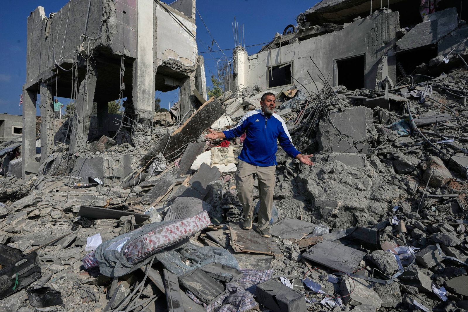 Der blutige Schlagabtausch zwischen Israel und der Hisbollah-Miliz geht weiter: Häuser in den Außenbezirken der Städte Ansar sowie Deir al-Sahrani wurden getroffen.