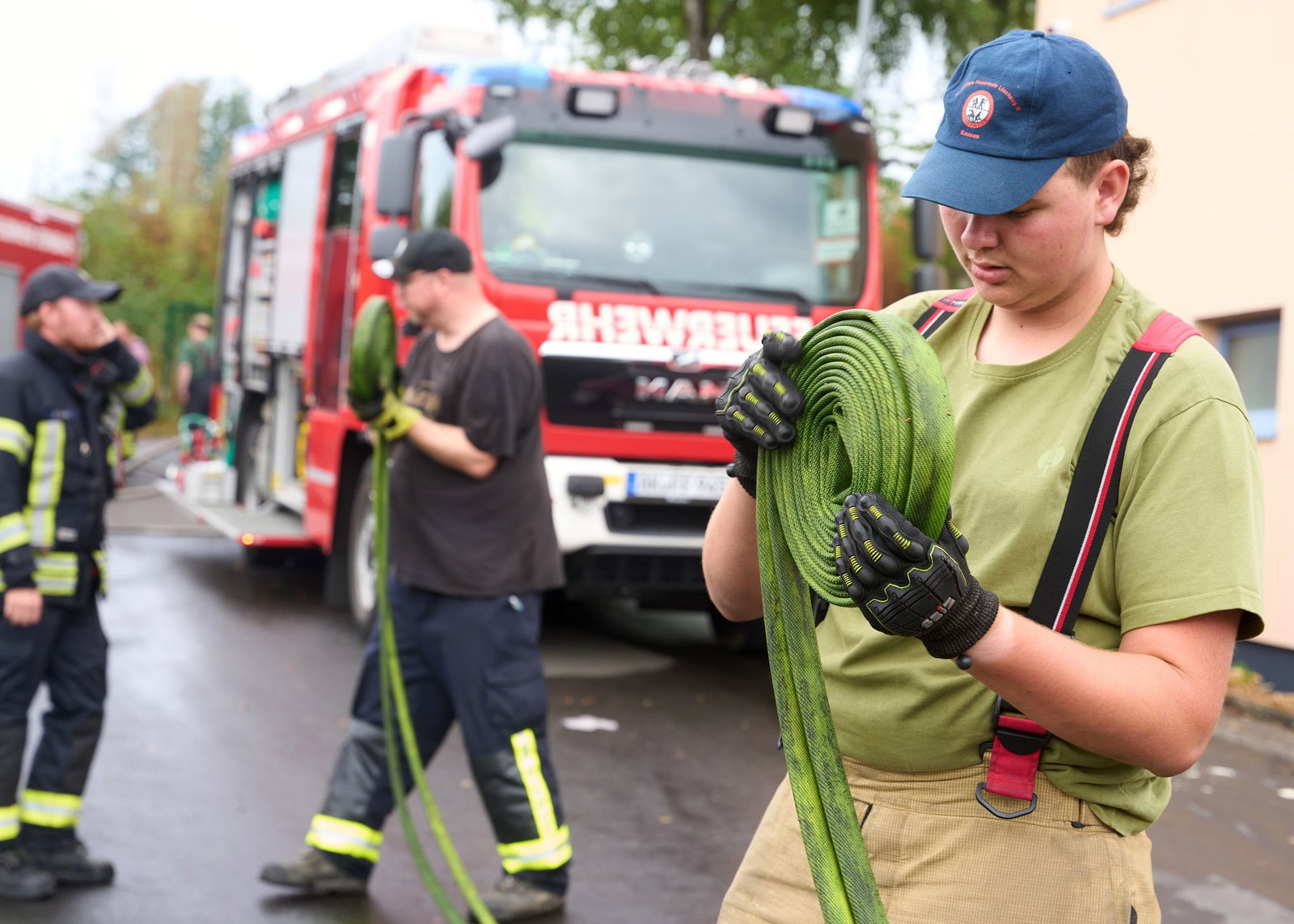 Das Feuer ist so gut wie aus, doch für die Einsatzkräfte gibt es keine Pause.