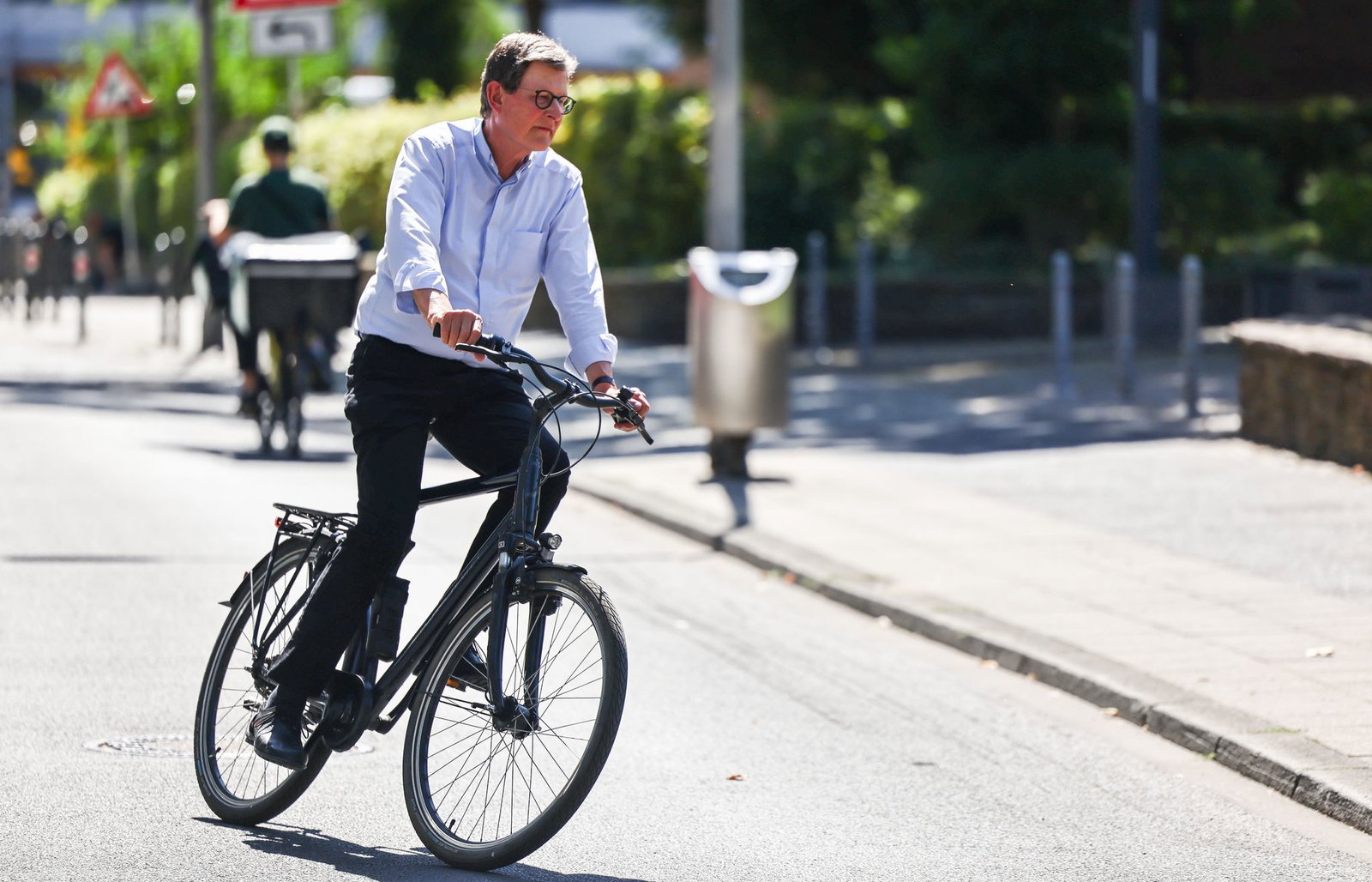 Kardinal Woelki ist in Köln viel mit dem Fahrrad unterwegs.