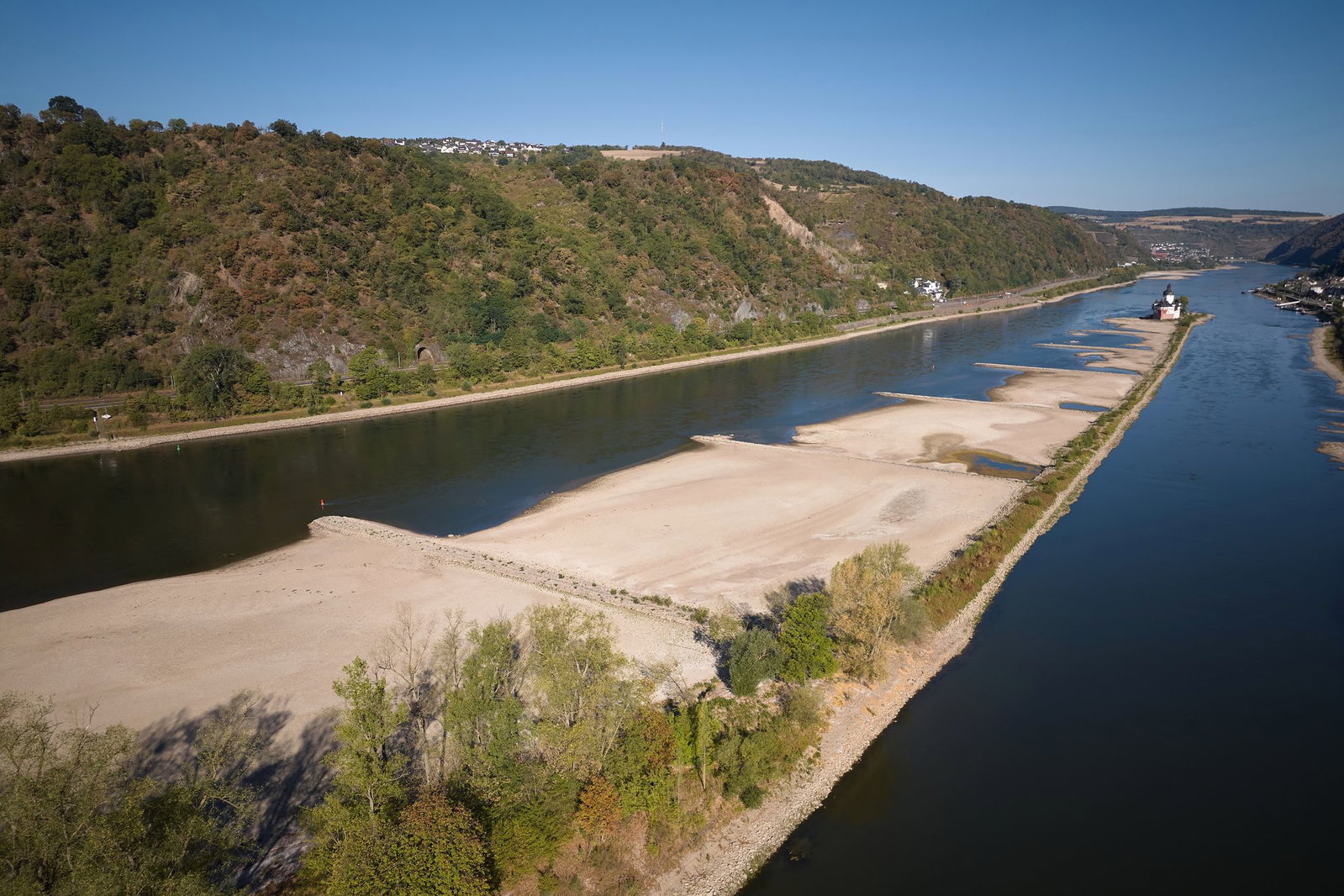 Das Niedrigwasser am Rhein macht sich auch an den Tankstellen bemerkbar.