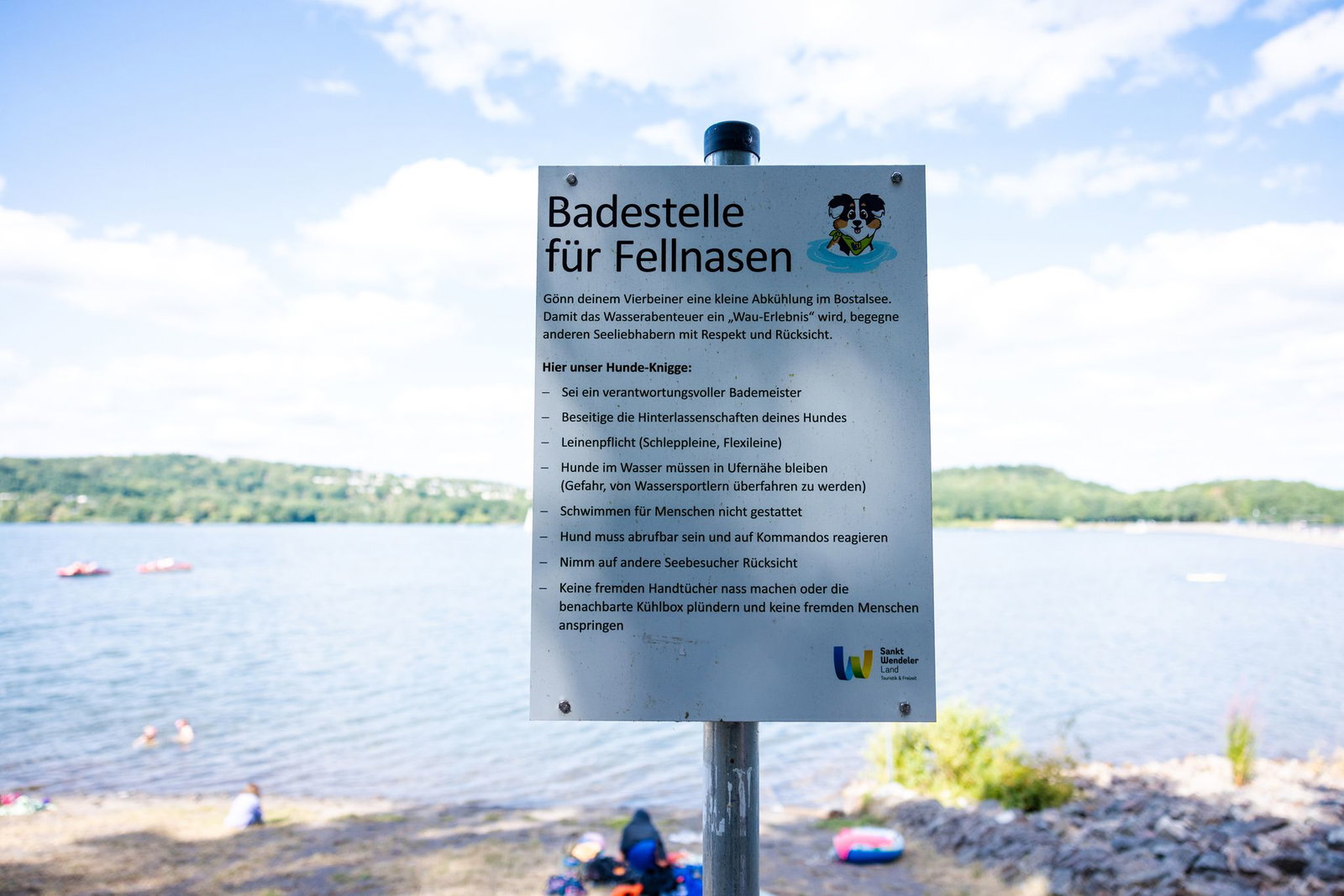 Ein Schild weist einen für Hunde (Fellnasen) reservierten Strandabschnitt aus.  