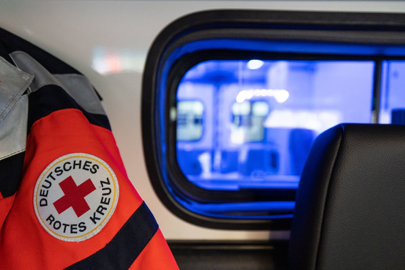 Sanitäter bringen den jungen Autofahrer in eine Klinik. (Symbolbild)