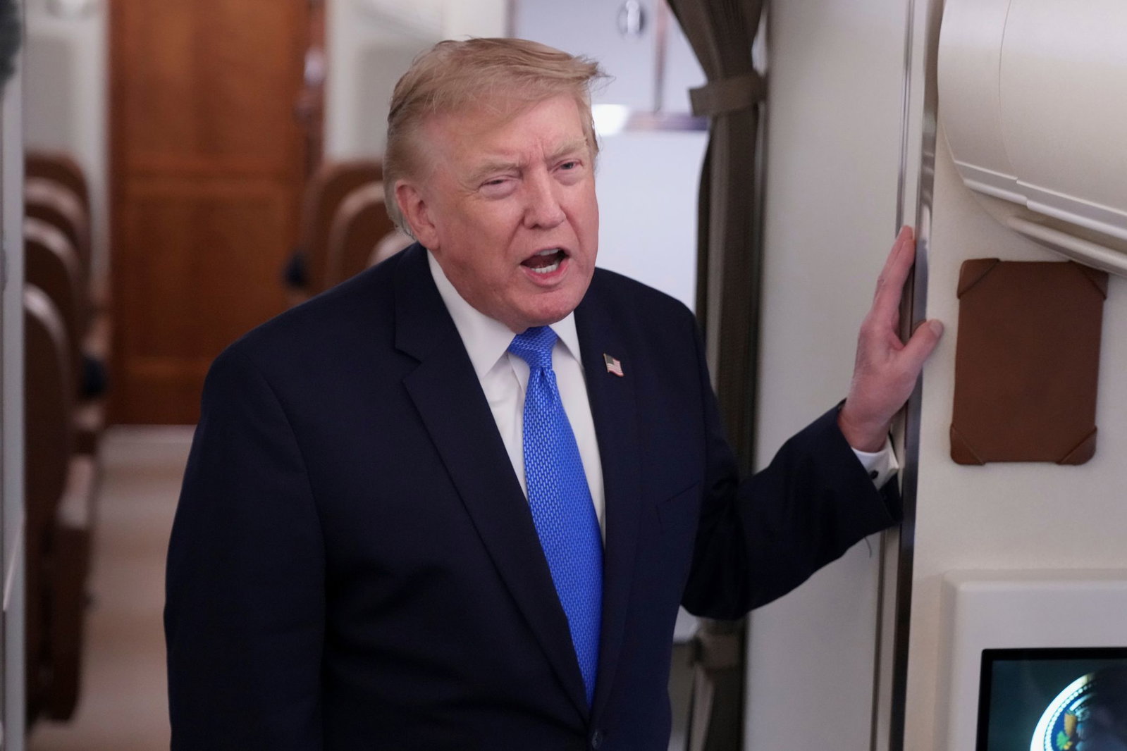 Trump sprach an Bord der Präsidentenmaschine mit mitreisenden Reportern.