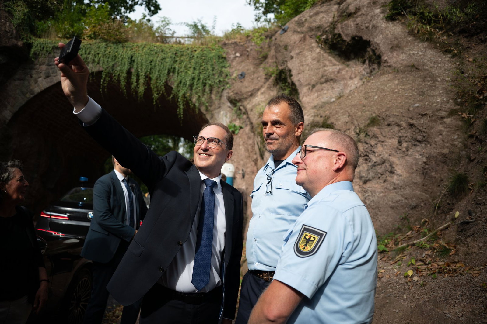 Der Minister kann auch Selfie: Dobrindt posiert mit zwei Beamten der Bundesbereitschaftspolizei.