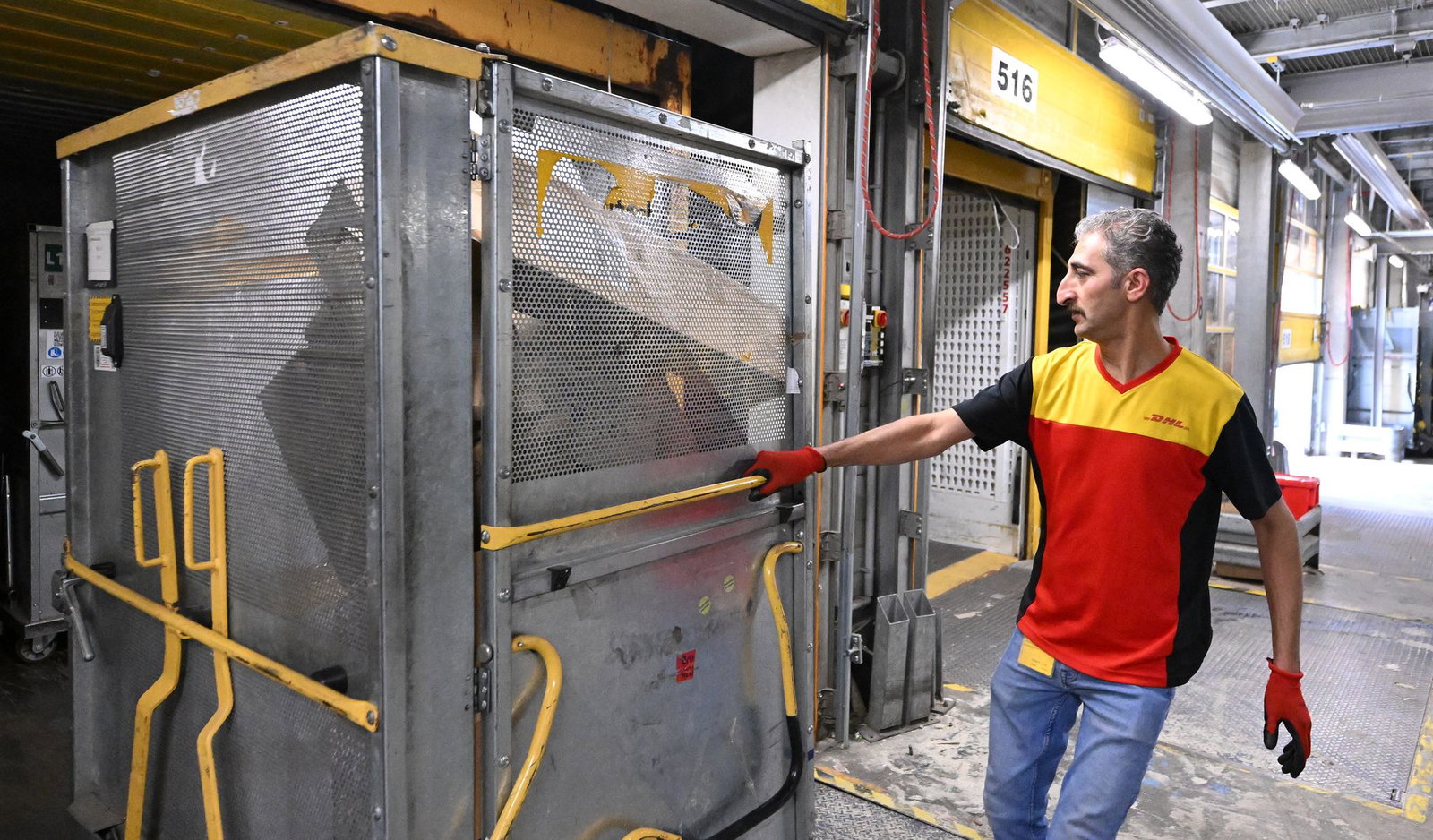 Viele Flüchtlinge aus Syrien arbeiten bei Post-, Kurier und Expressdiensten, für Zeitarbeitsfirmen, in der Gastronomie, im Einzelhandel oder im Gesundheitswesen.