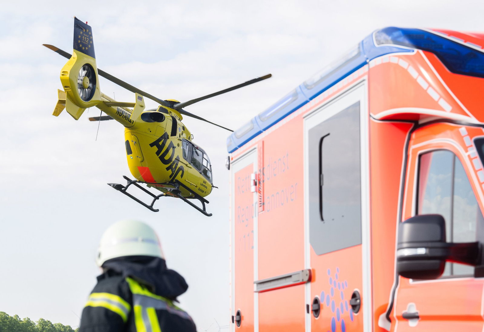 Einsatz für den Hubschrauber: Ein Mensch wurde von einem Anhänger überrollt und schwer verletzt. (Archivbild)