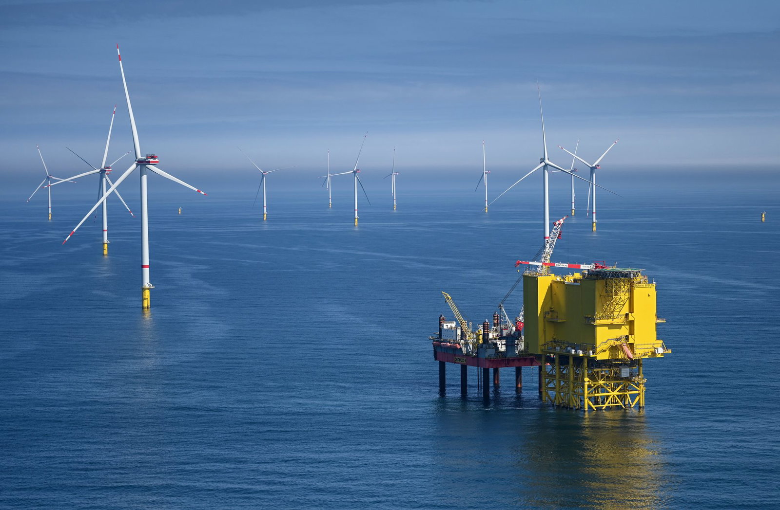 Die Konverterplattform ist das Herzstück der 900-Megawatt-Netzanbindung BorWin5, die den erzeugten Wechselstrom des Windparks in Gleichstrom umwandelt.