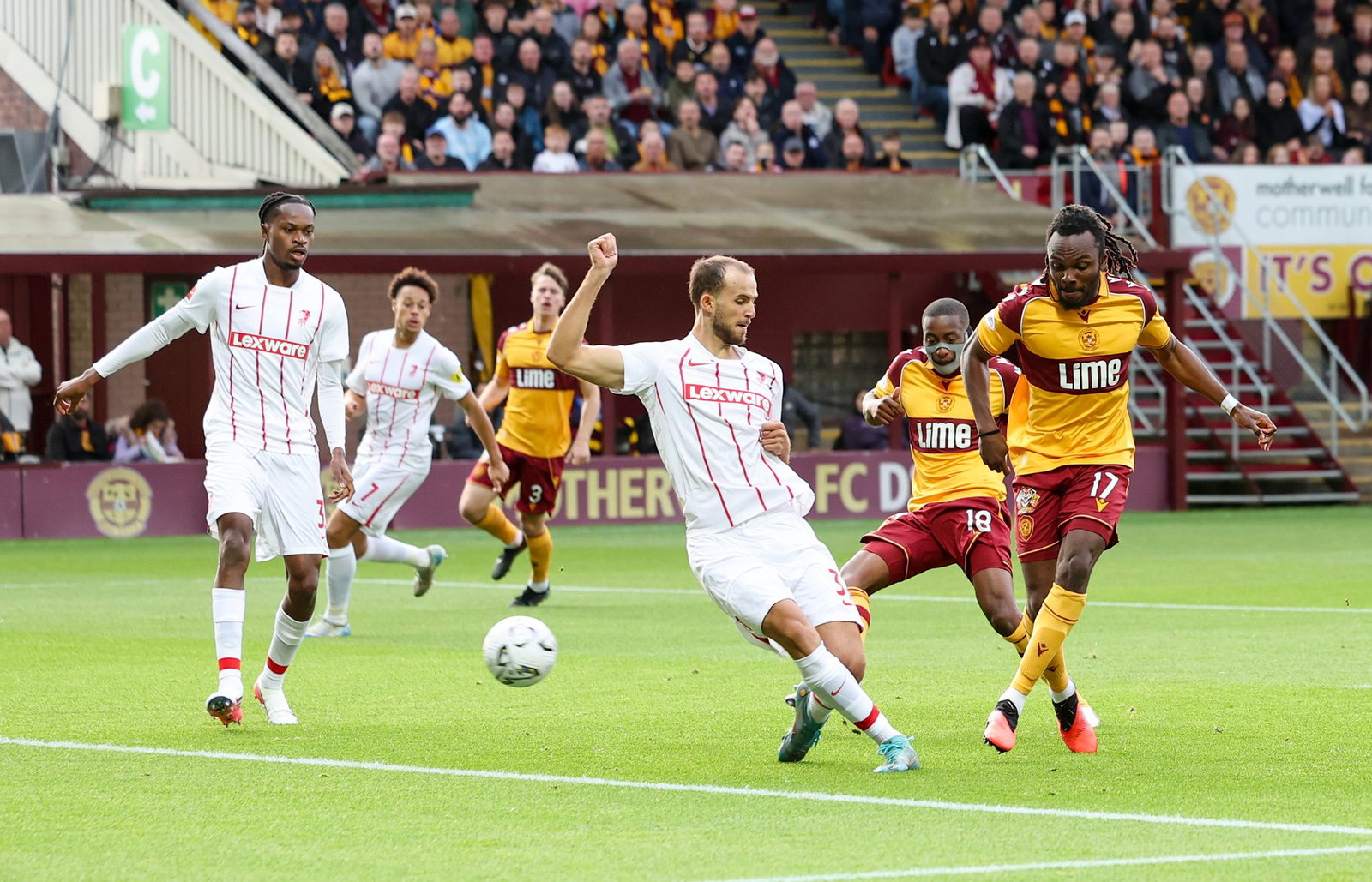 Das frühe 0:1: Max Rosenfelder (M.) kommt gegen Motherwells Torschütze Regan Charles-Cook zu spät.