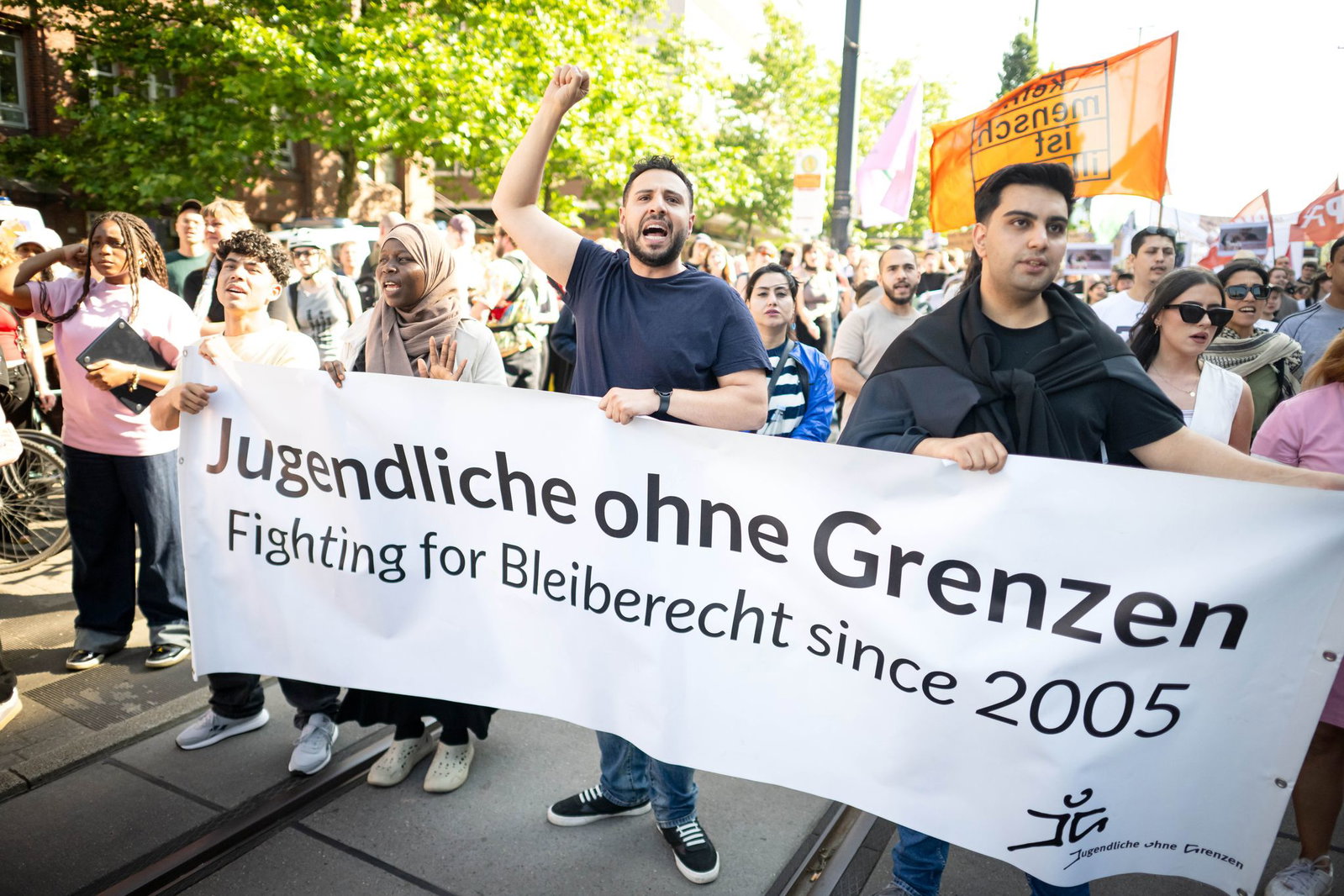 Lokal bilden sich immer wieder Unterstützerkreise, um die Abschiebung einzelner Ausreisepflichtiger zu verhindern. Bei dieser Demonstration in Bremen forderten Aktivisten generell großzügigere Regelungen für Migranten ohne Aufenthaltserlaubnis. (Symbolbi…