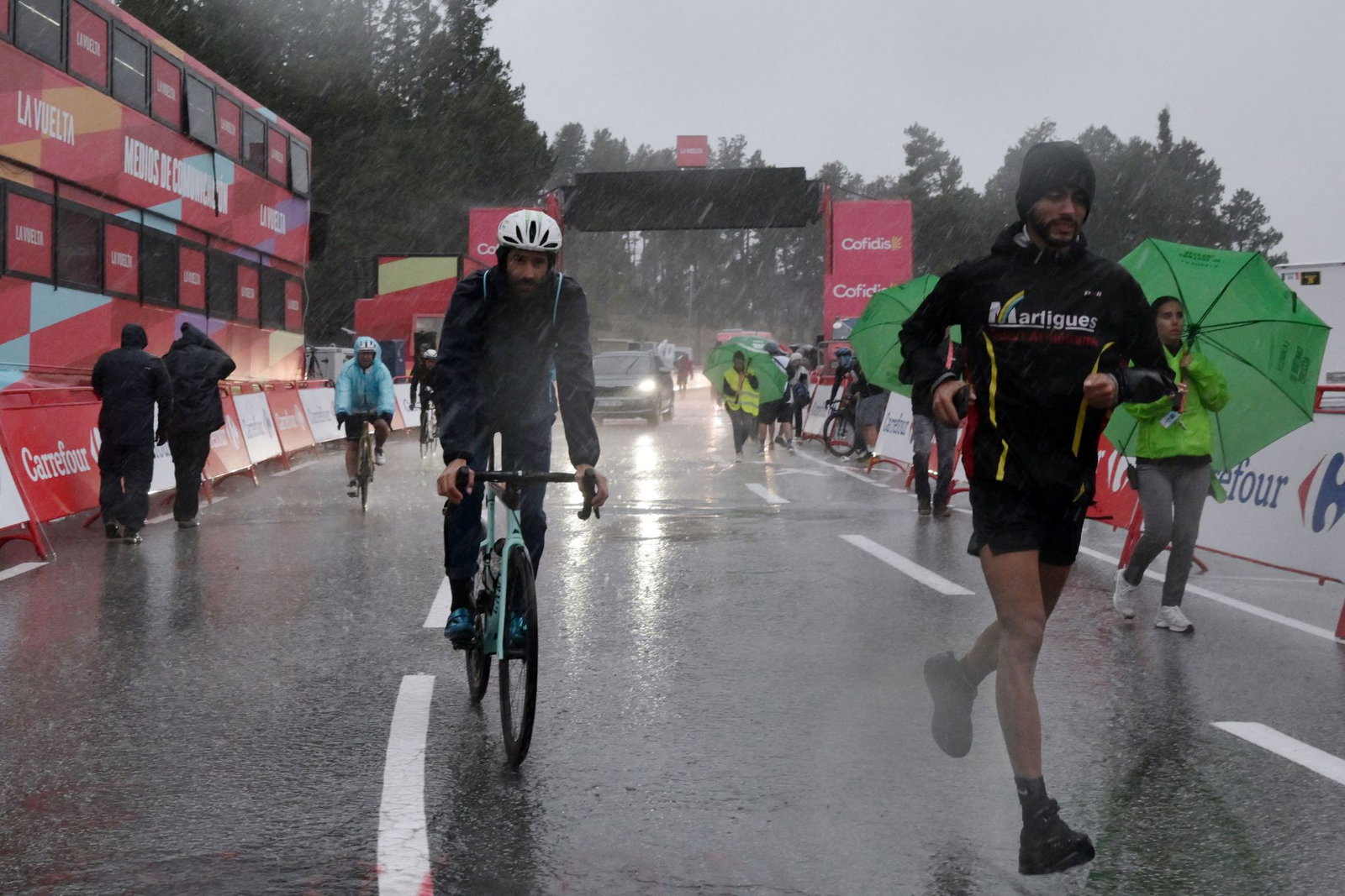 Die dritte Etappe der Vuelta ist am Schlussanstieg wegen eines heftigen Unwetters abgebrochen worden.