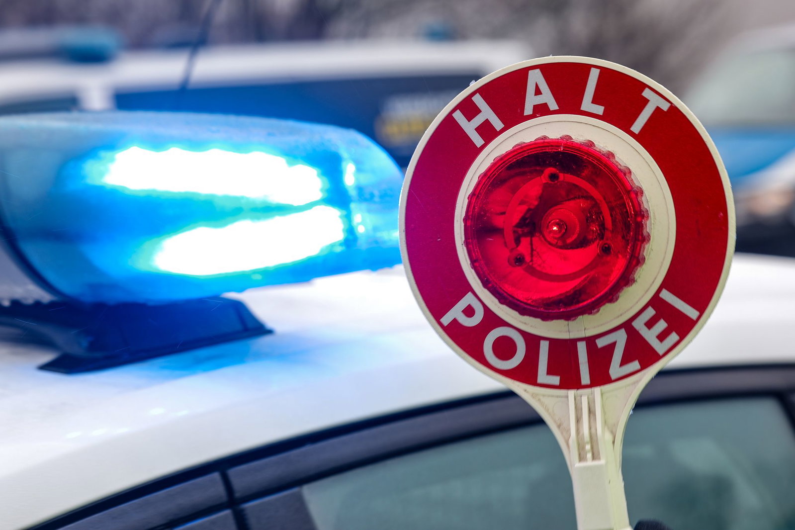 Die Beamten lokalisierten den Wagen und trafen auf zwei Jugendliche. (Archivbild)