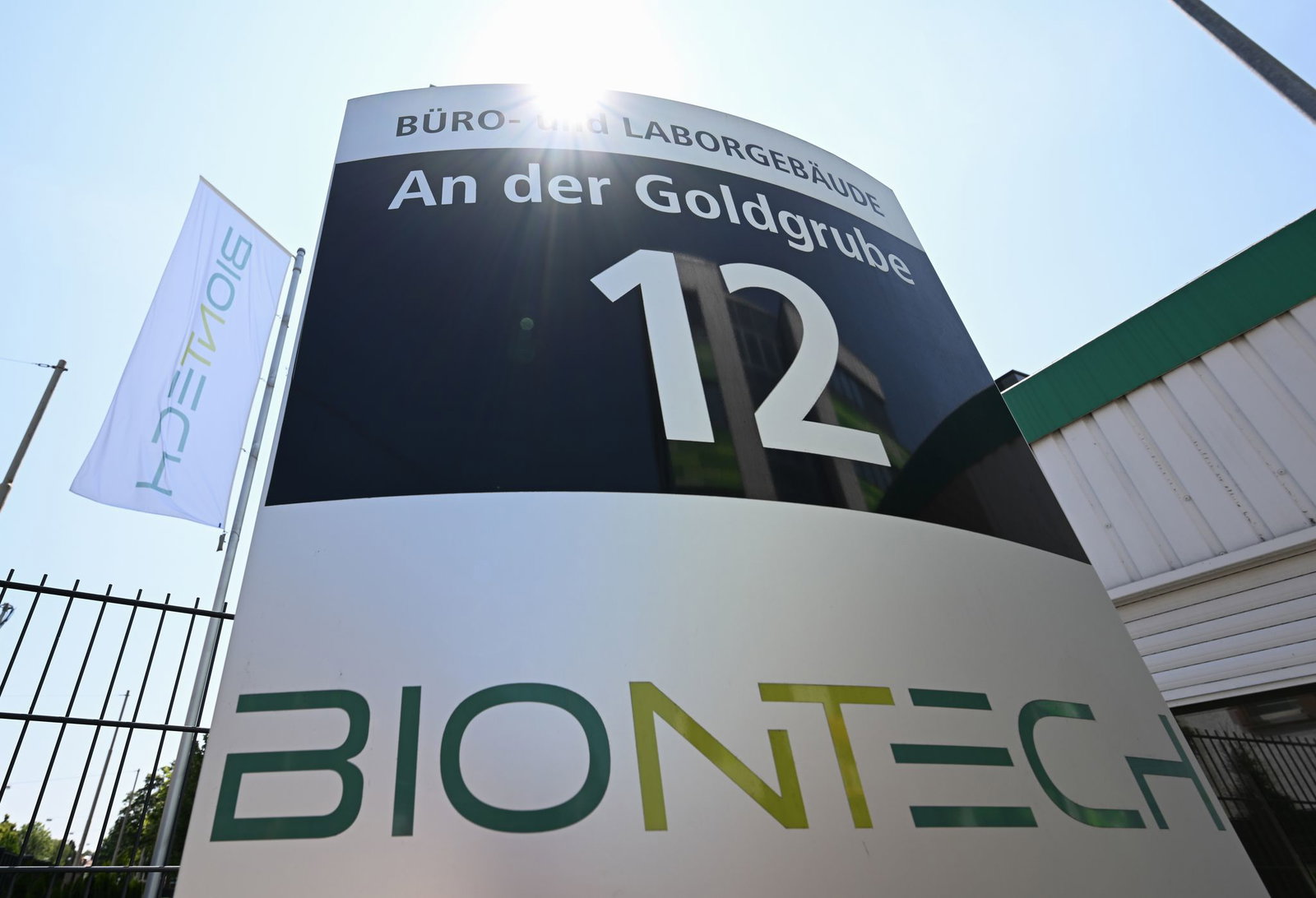 Die weltweit sinkende Nachfrage nach Covid-19-Impfstoff schlägt sich in den Geschäftszahlen von Biontech nieder. (Archivbild)