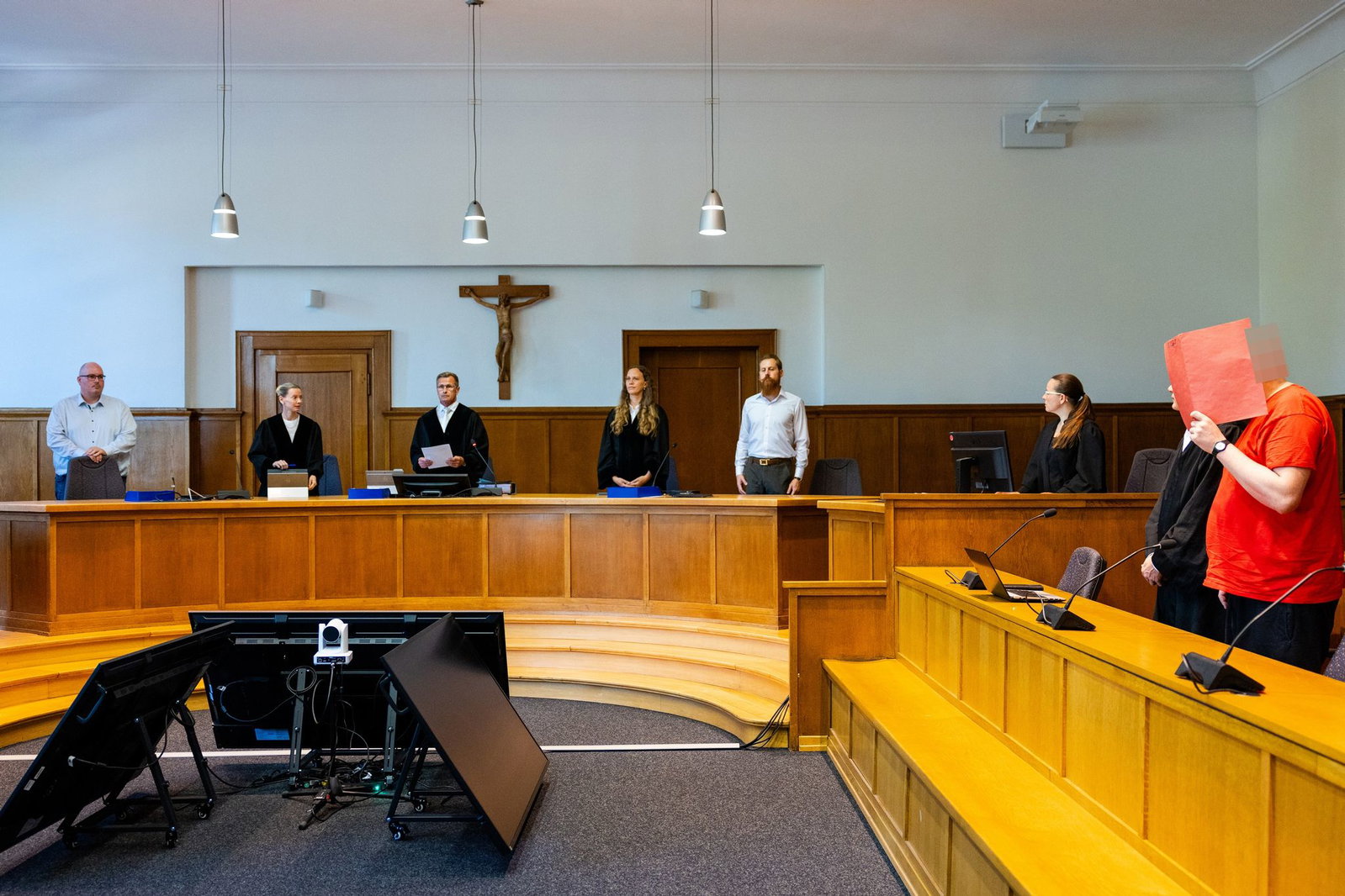 Die Strafkammer des Landgerichts Saarbrücken bei der Urteilsverkündung im Saal 38. Rechts im Bild steht der 42 Jahre alte Angeklagte neben seinem Verteidiger Dirk Gerlach.