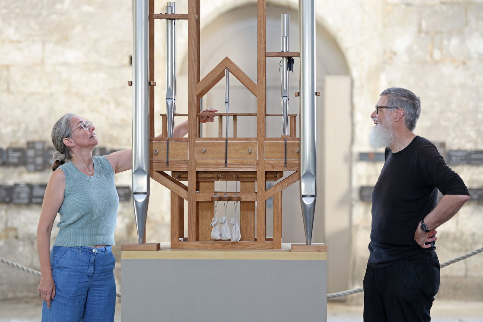 Rainer Neugebauer und Anneli Borgmann, Vorsitzende des Kuratoriums, schauen sich zusammen die Orgel an.