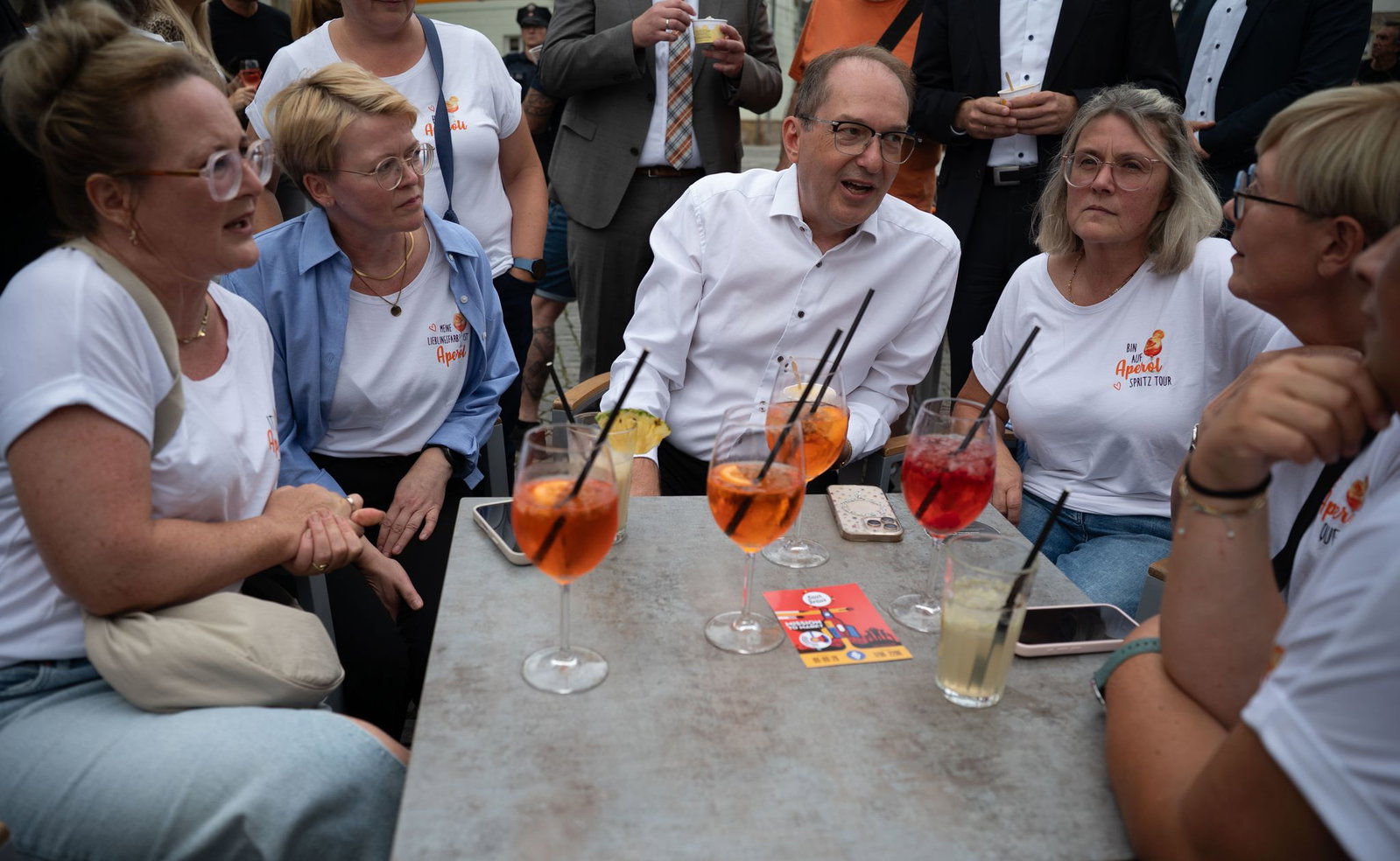 Die Freundinnen, die sich regelmäßig treffen, nehmen Bundesinnenminister Alexander Dobrindt (CSU) in ihre Mitte.