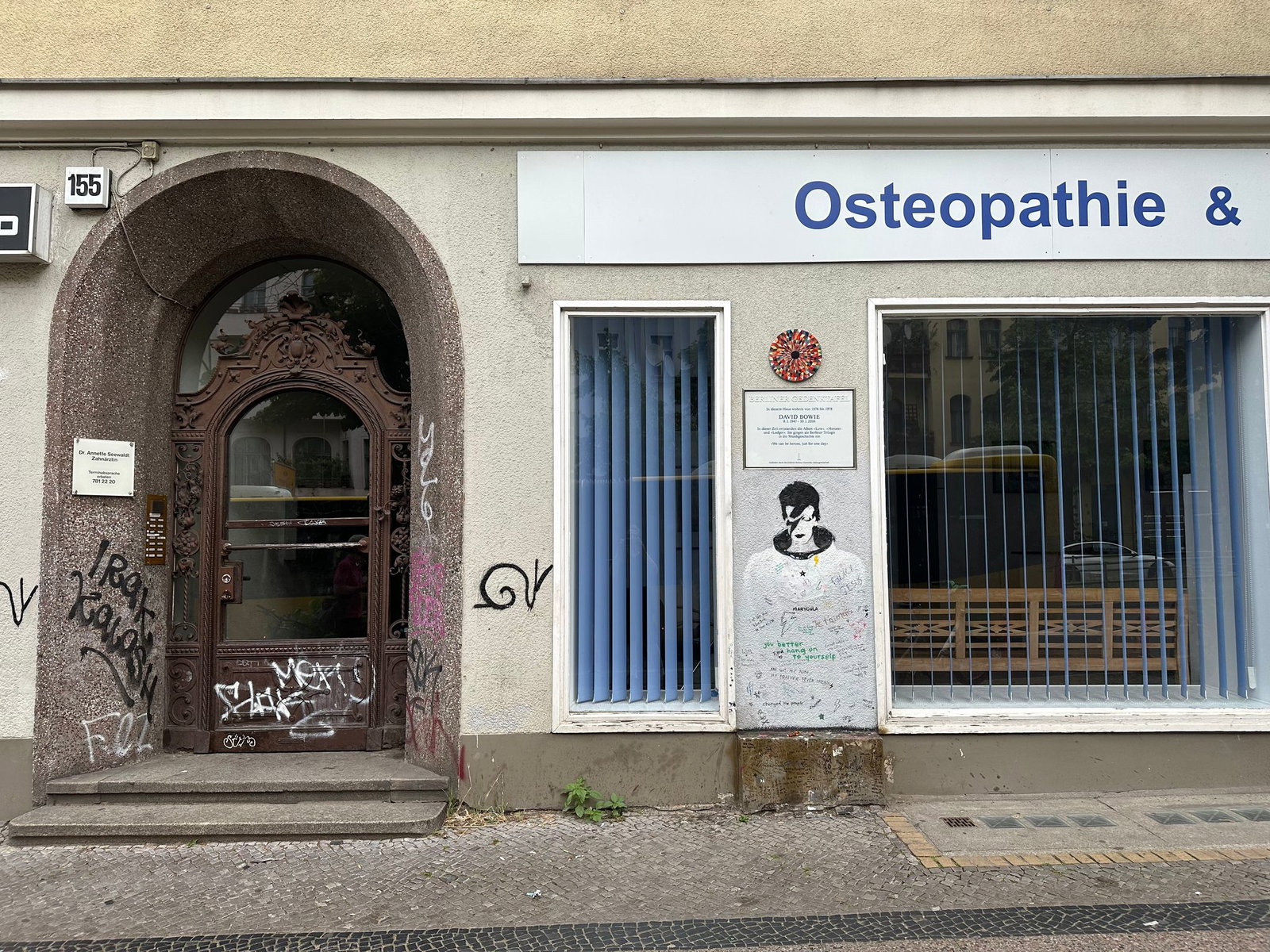 Blick auf den Eingang der Hauptstraße 155 in Schöneberg in Berlin. Hier wohnte, wie auch eine Gedenktafel zeigt, der Popstar David Bowie in den 70er Jahren.