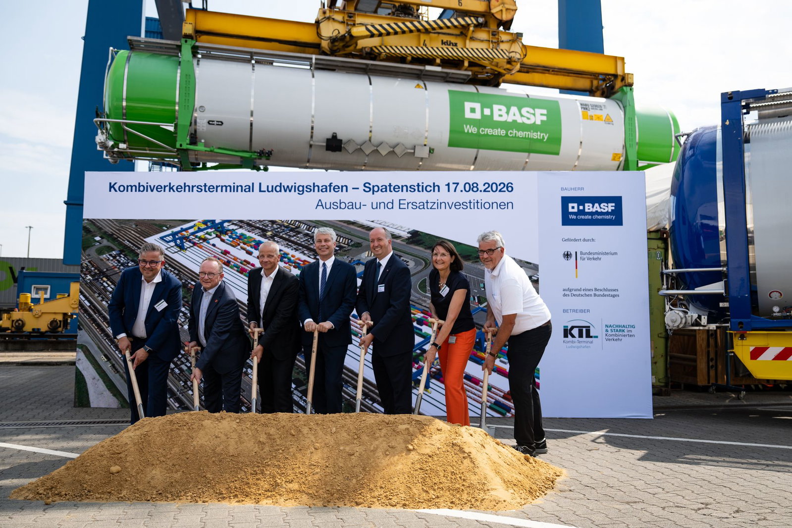 Der Bundesverkehrsminister ist für den Ausbau von Wasserstraßen.