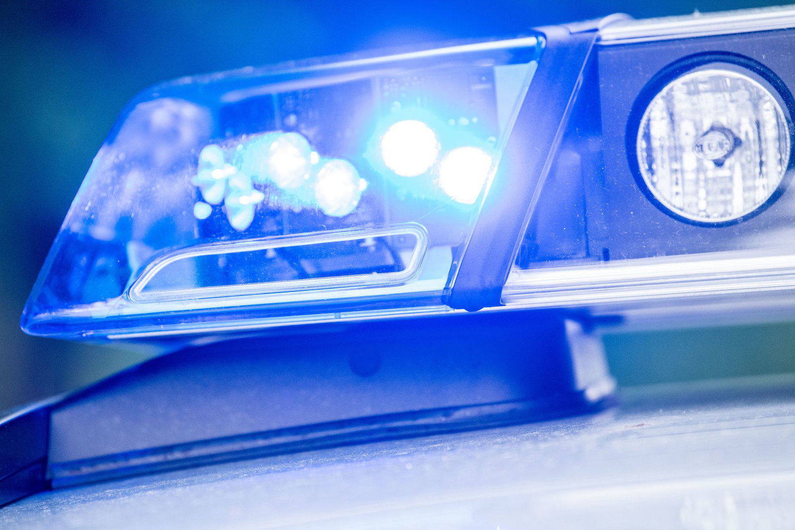Trotz Rettungsmaßnahmen stirbt die 67-jährige Radfahrerin noch am Unfallort. (Symbolbild) 