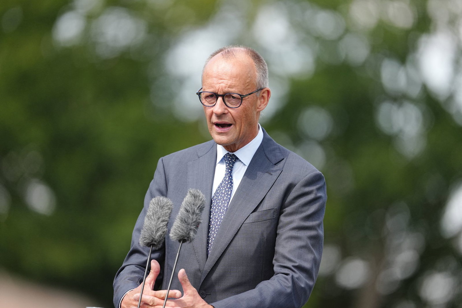 Der Trend zur Frühverrentung bei einer älter werdenden Gesellschaft müsse gestoppt werden, sagt der Kanzler.