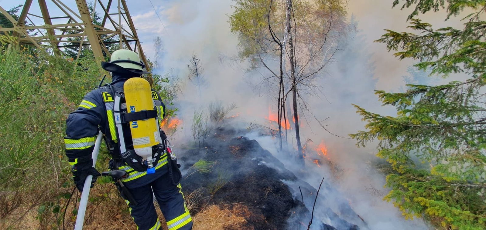 Die Feuerwehr nutzt auch Wasser aus einem Freibad bei den Löscharbeiten.