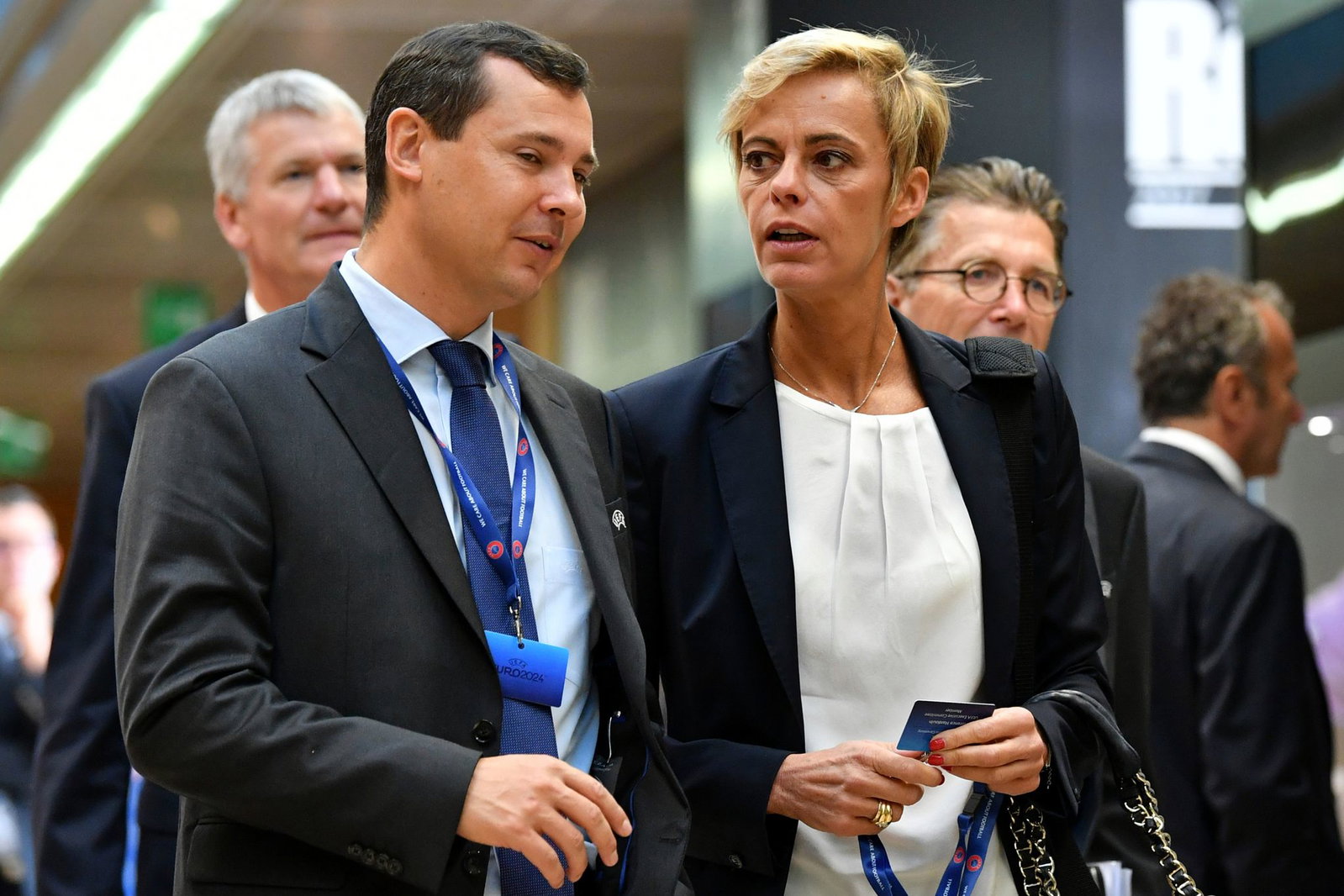 FIFA-Direktor Kevin Lamour (l) erhebt schwere Vorwürfe gegen Weltverbands-Chef Gianni Infantino. (Archivbild)
