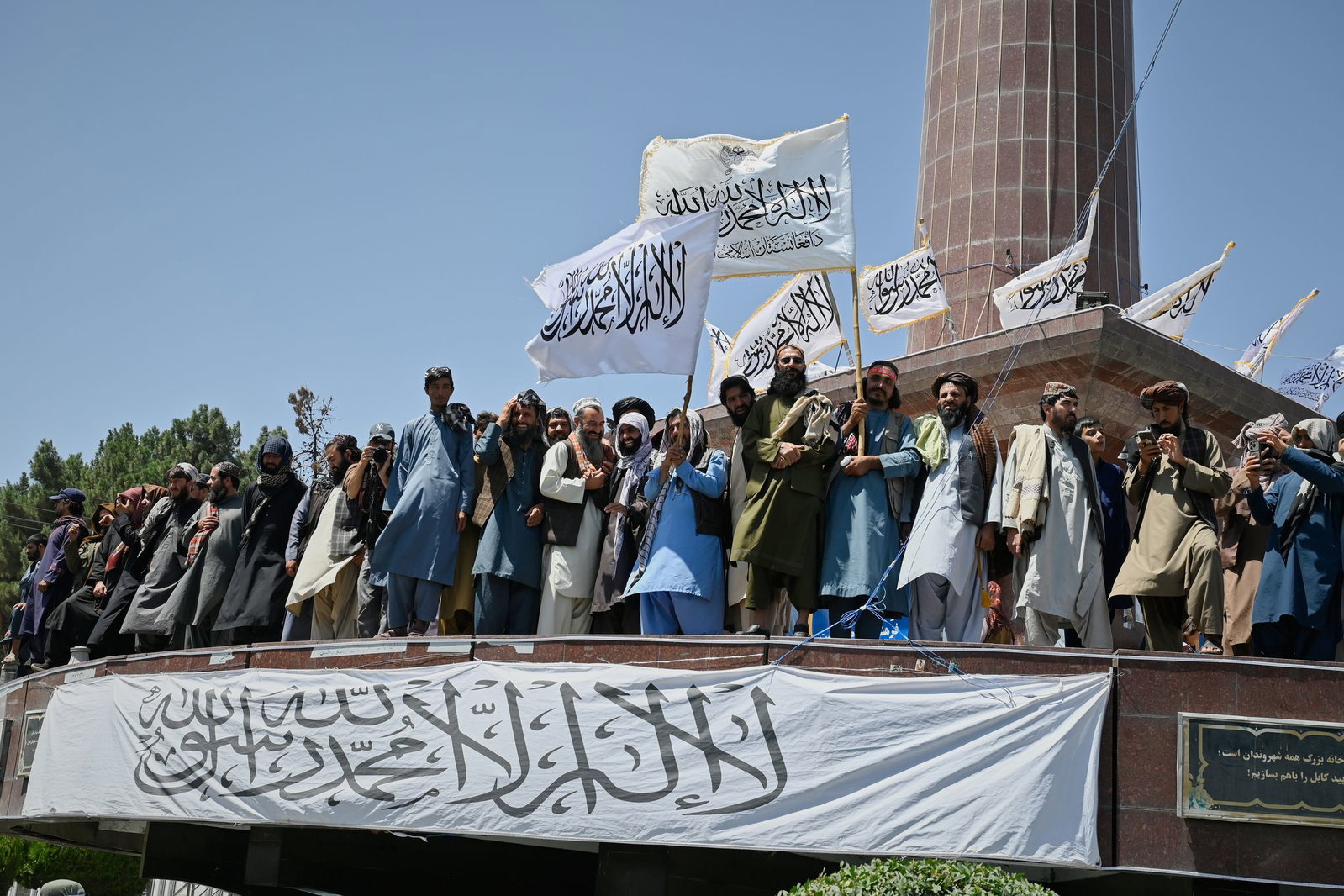 Anhänger der Taliban-Regierung feiern den fünften Jahrestag der Machtübernahme in Kabul.