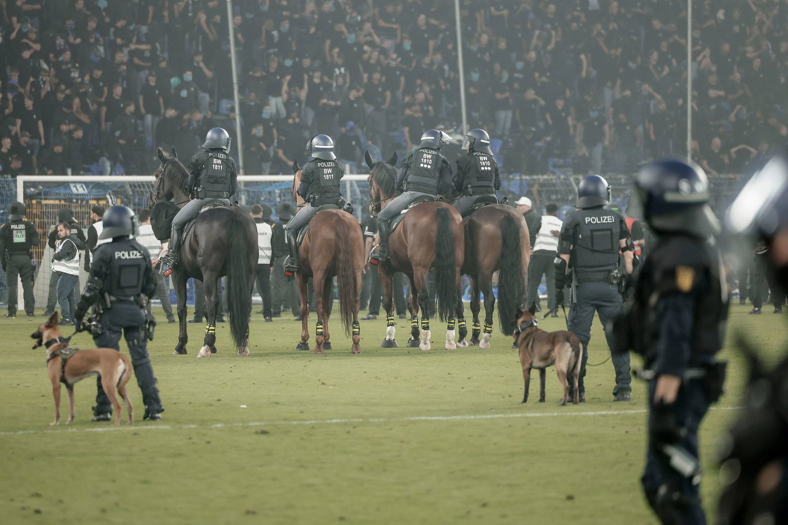 Beim DFB-Pokalspiel in Mannheim war auch berittene Polizei auf dem Spielfeld.