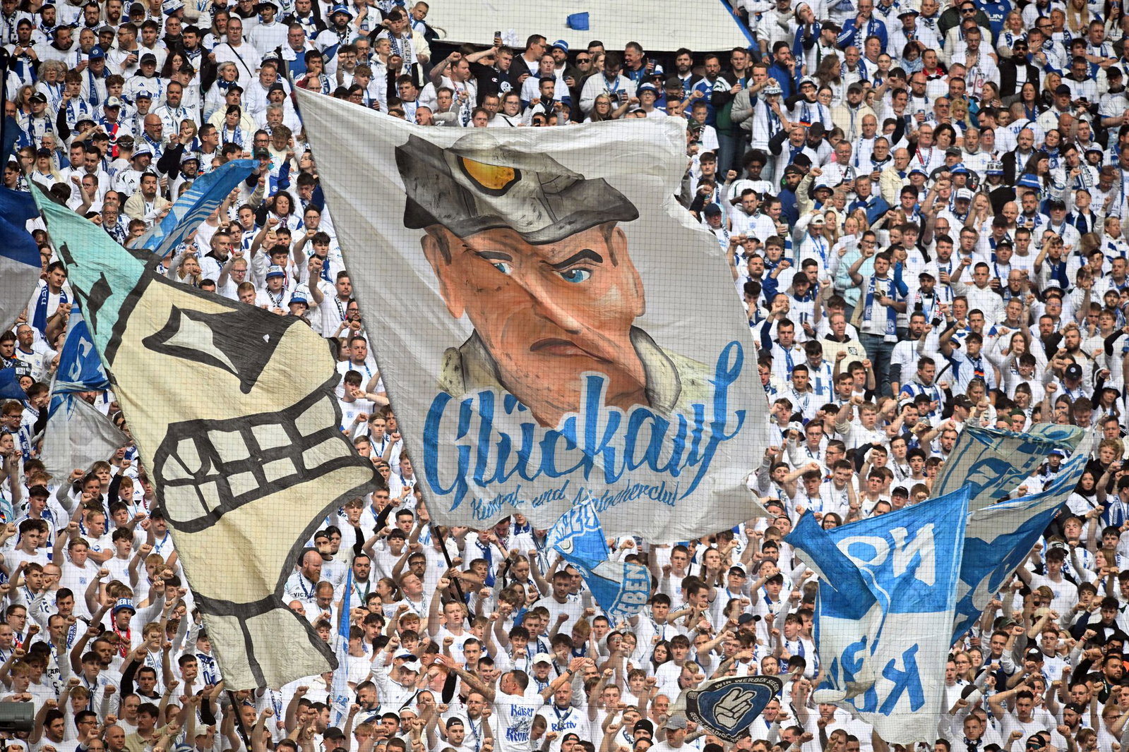 Die Schalker Fans fiebern dem Bundesligastart entgegen. (Archivbild)