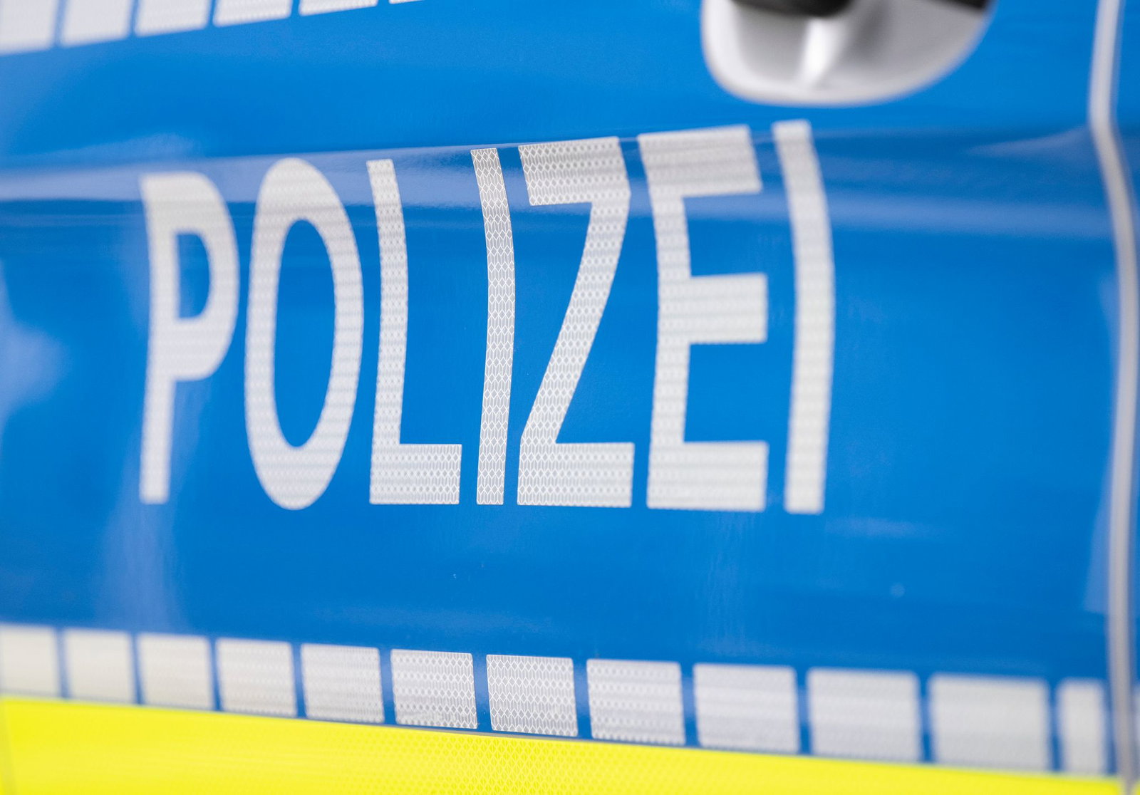Die Polizei ermittelt nach einem tödlichen Verkehrsunfall auf der Bundesstraße 34. (Symbolbild)
