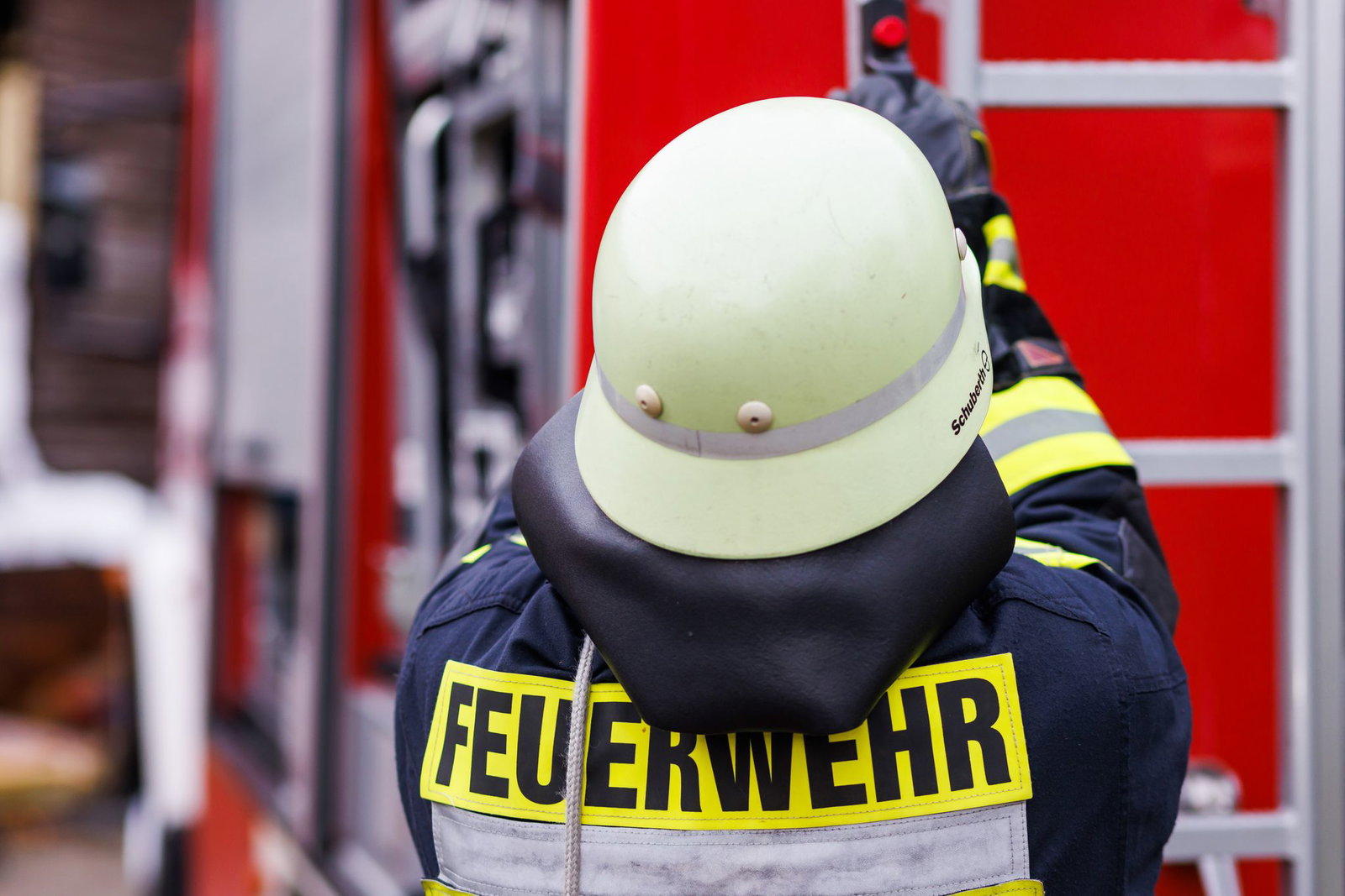 Die Feuerwehr wurde zum Einsatzort in einem Industriegebiet gerufen. (Symbolbild)