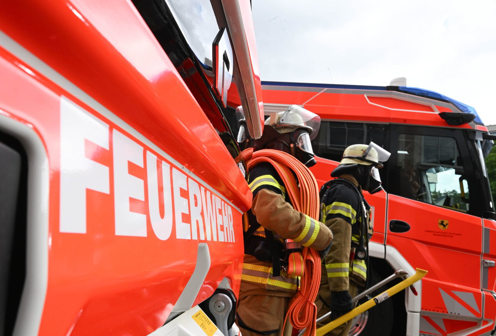 Die Feuerwehr ist in der Nacht im Einsatz um die Flammen zu löschen. (Symbolbild)